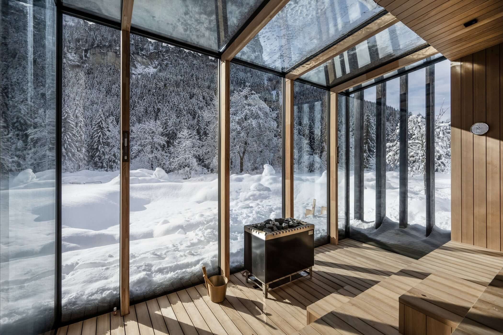 Glassauna mit Blick auf die Winterlandschaft