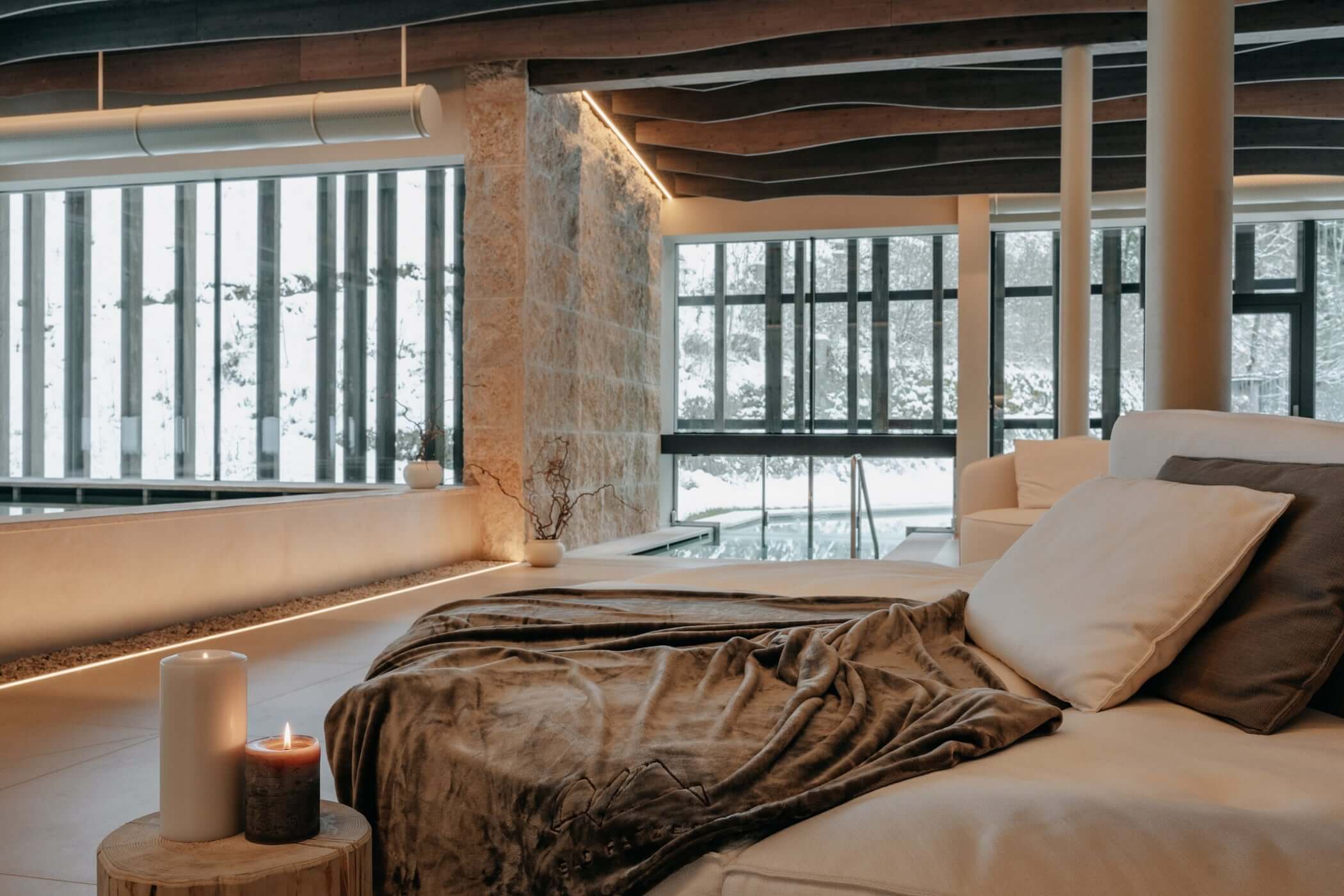 Ruhebereich mit Kerzen und Blick in den Winter