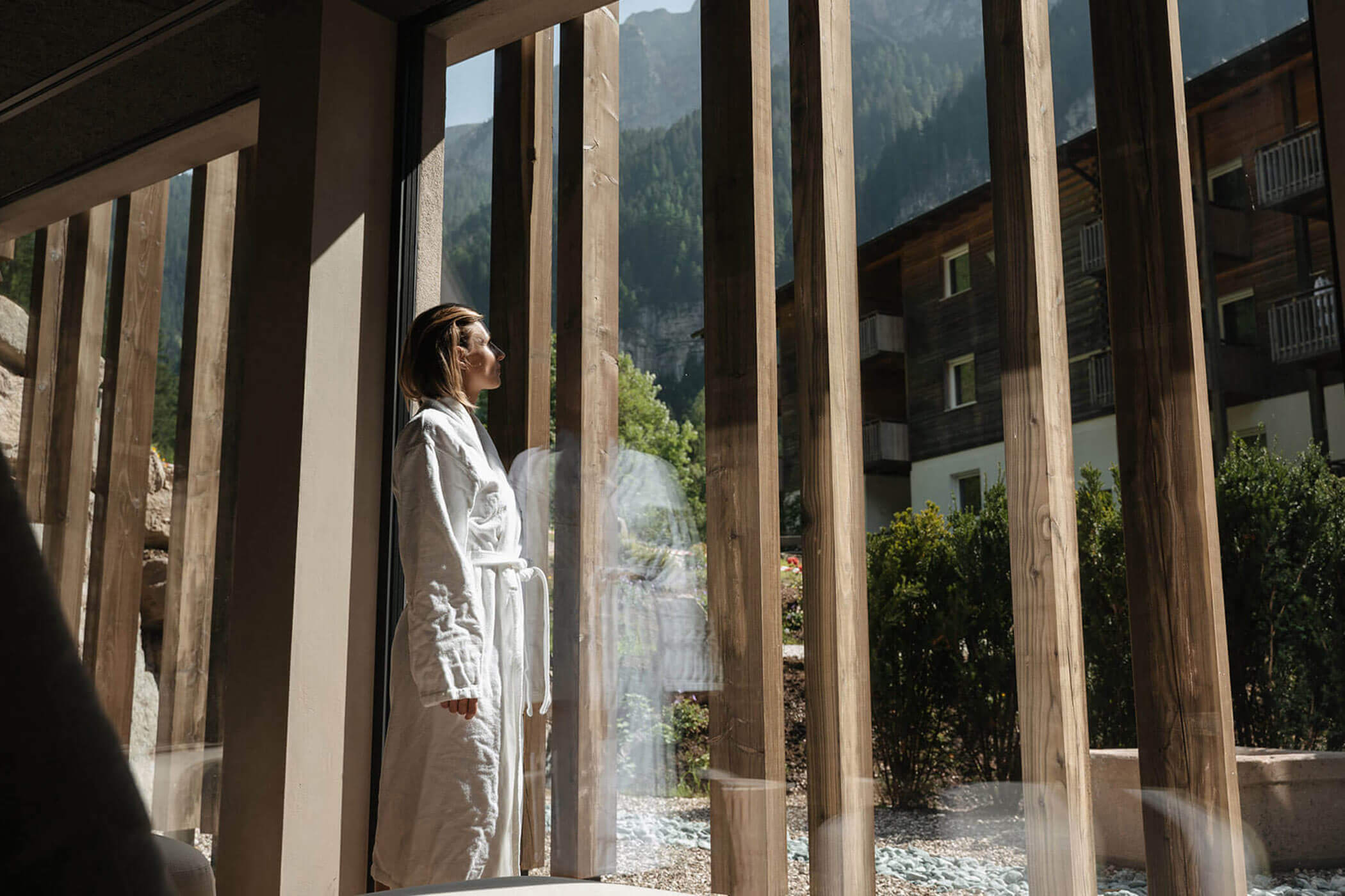 Donna davanti alla finestra nell'area benessere