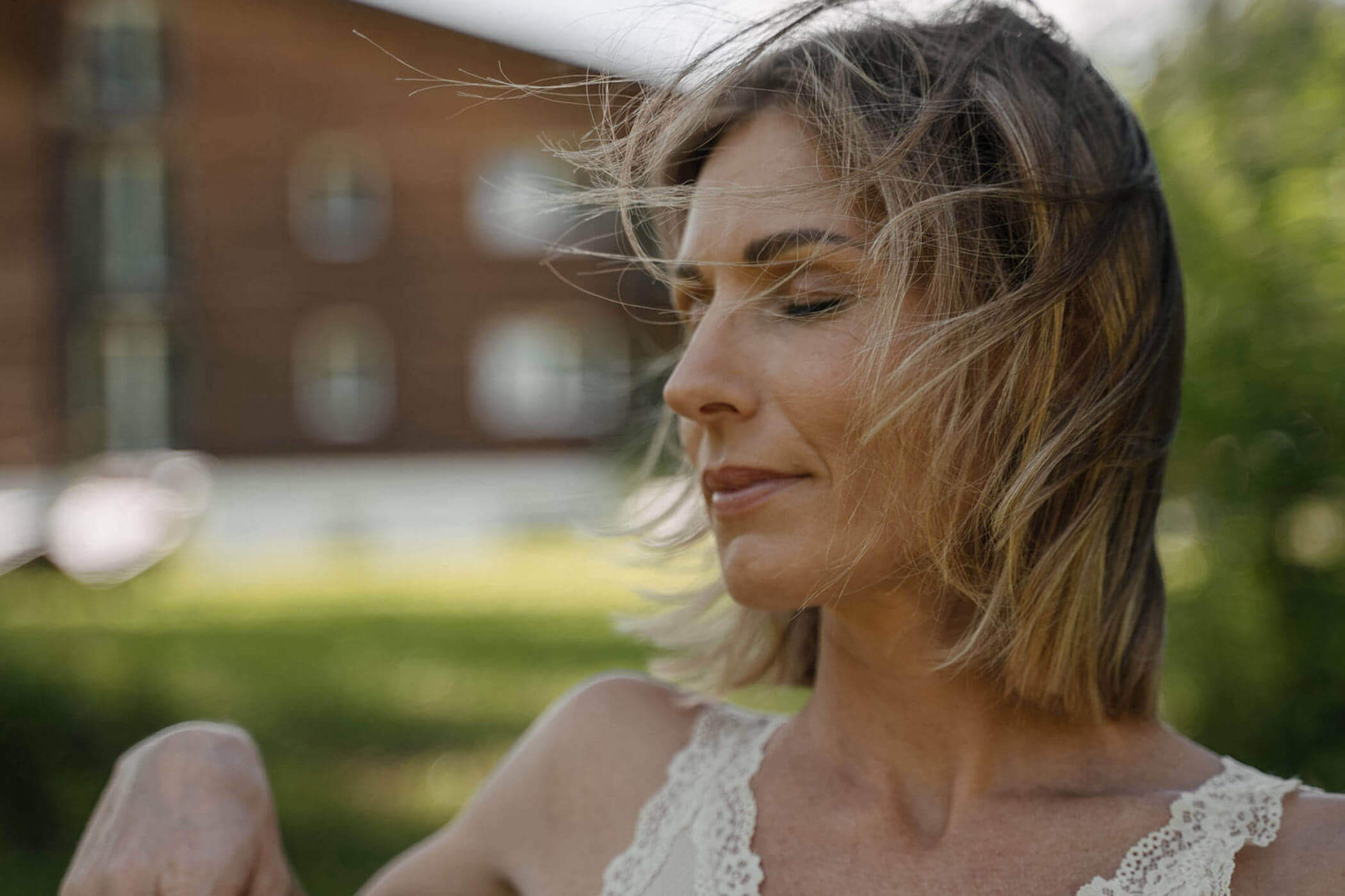 Donna con capelli al vento