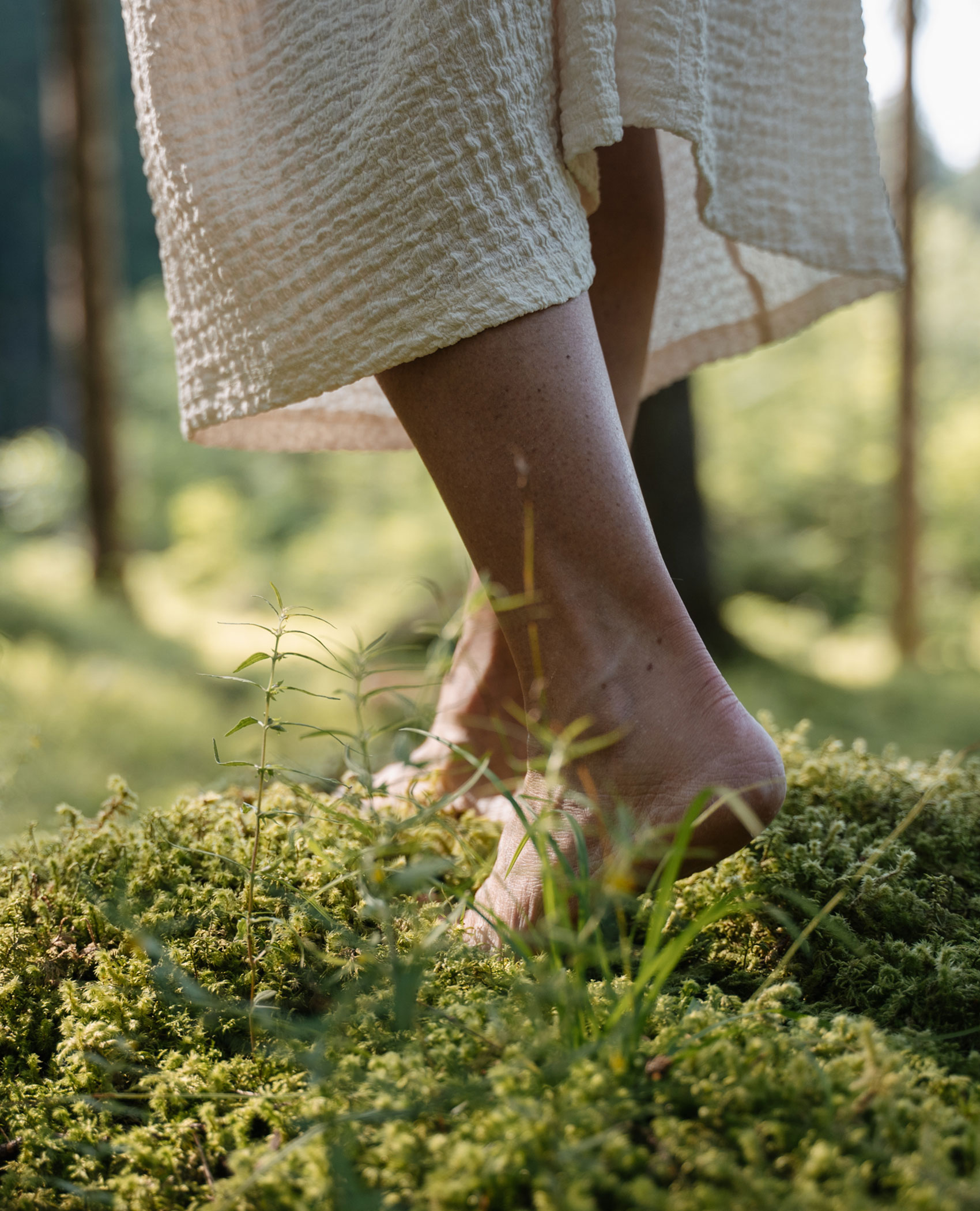 a piedi nudi nella foresta