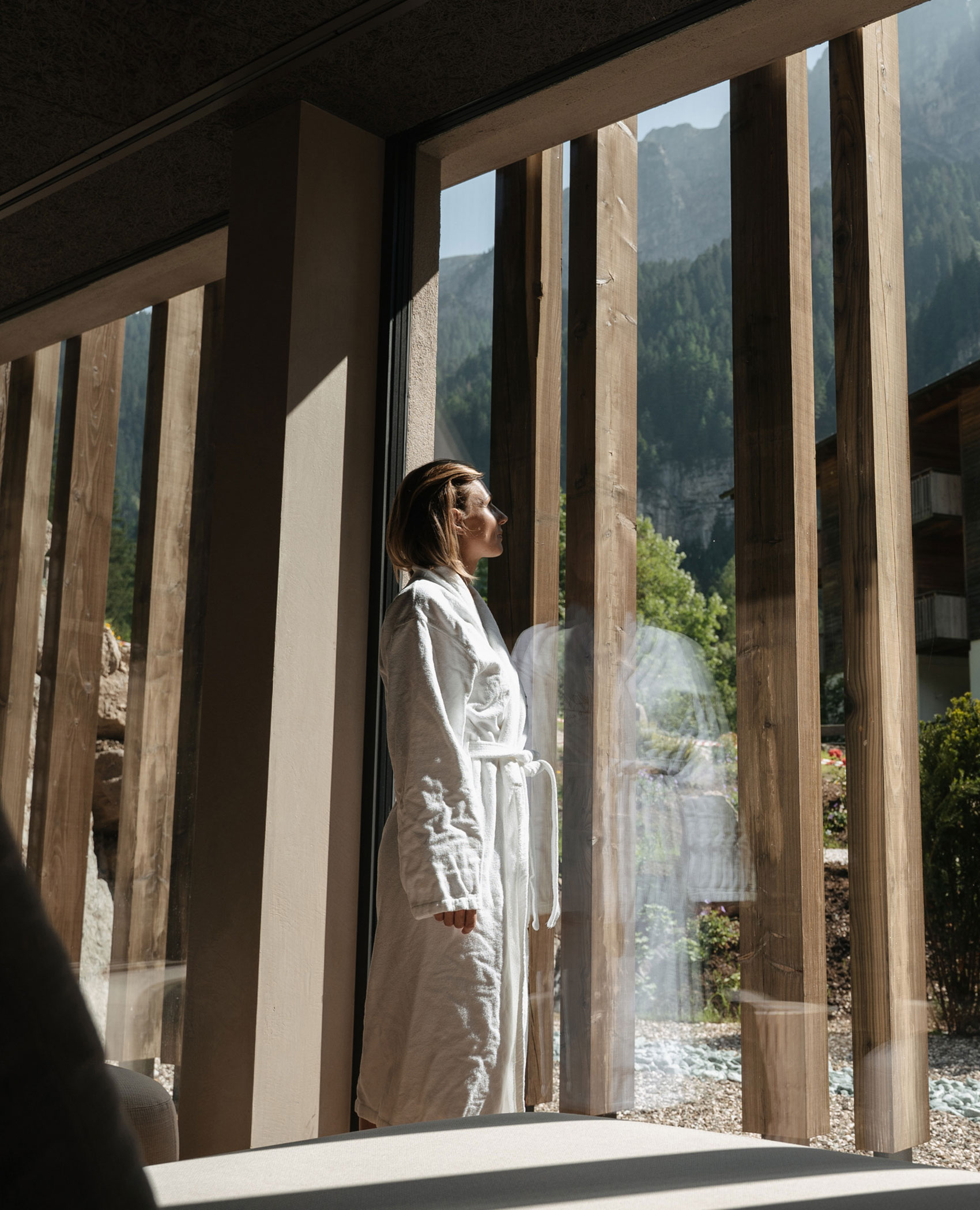 Donna davanti alla finestra nell'area benessere