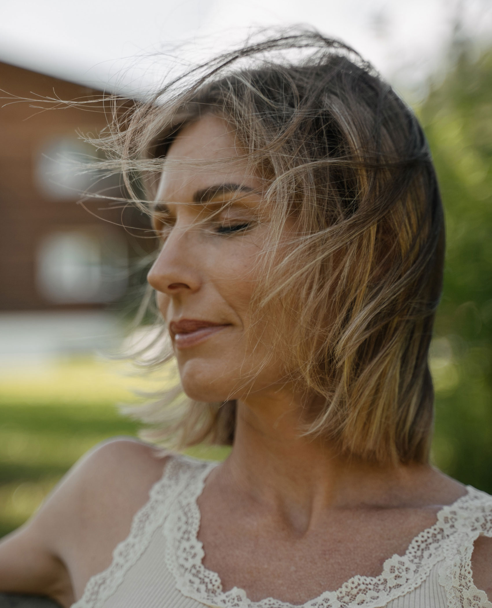 Donna con capelli al vento