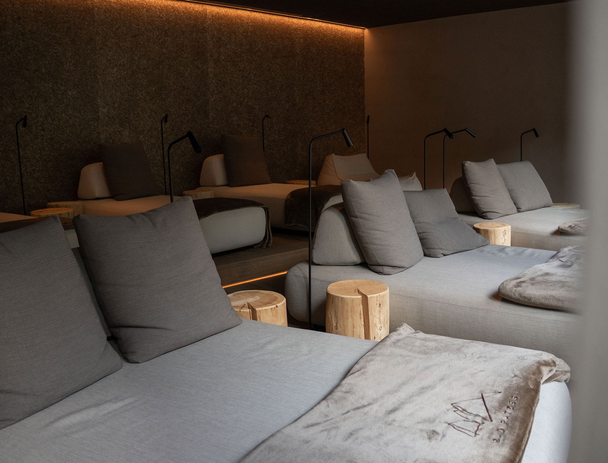 Area lounge e piscina interna