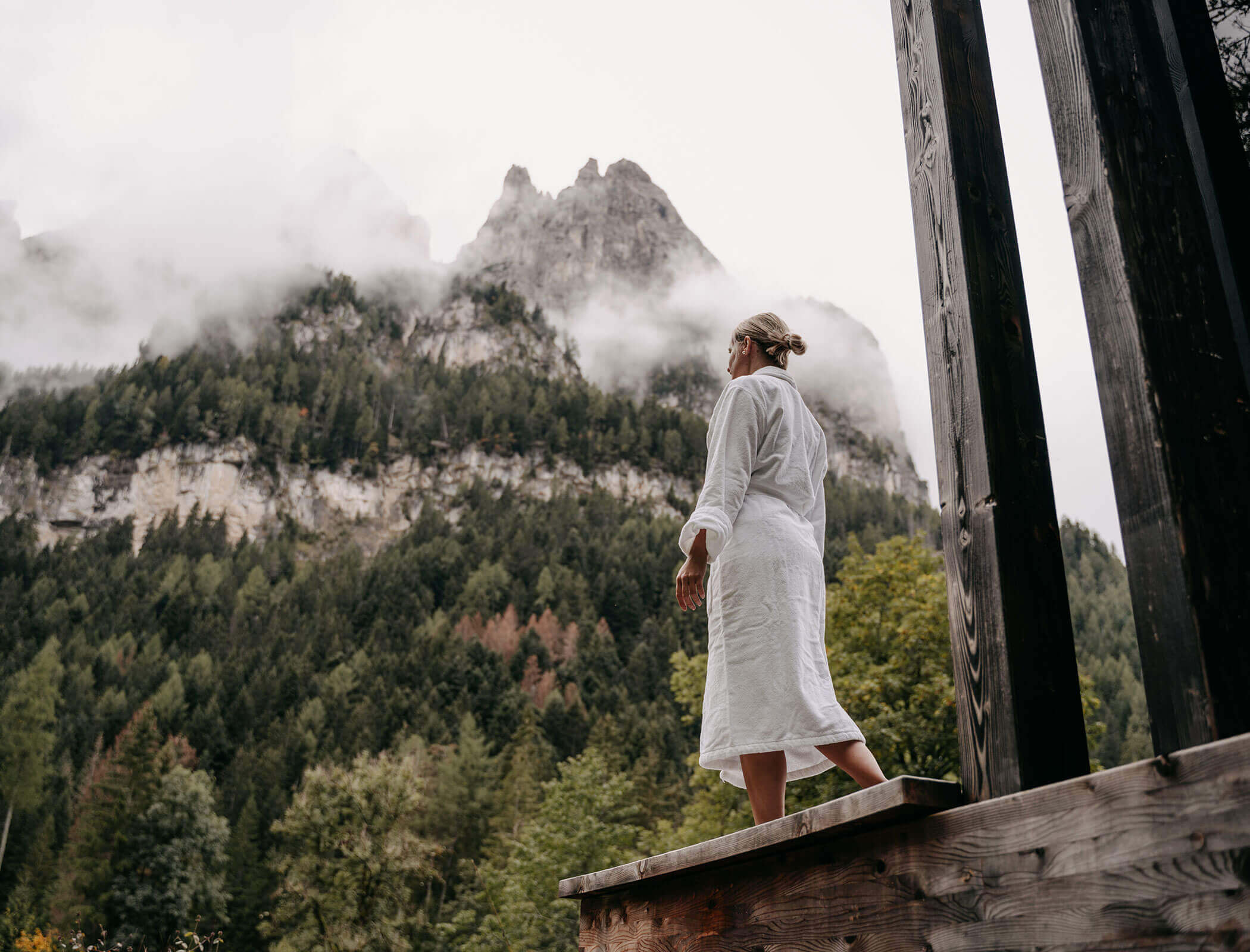 Donna con sguardo nel cielo