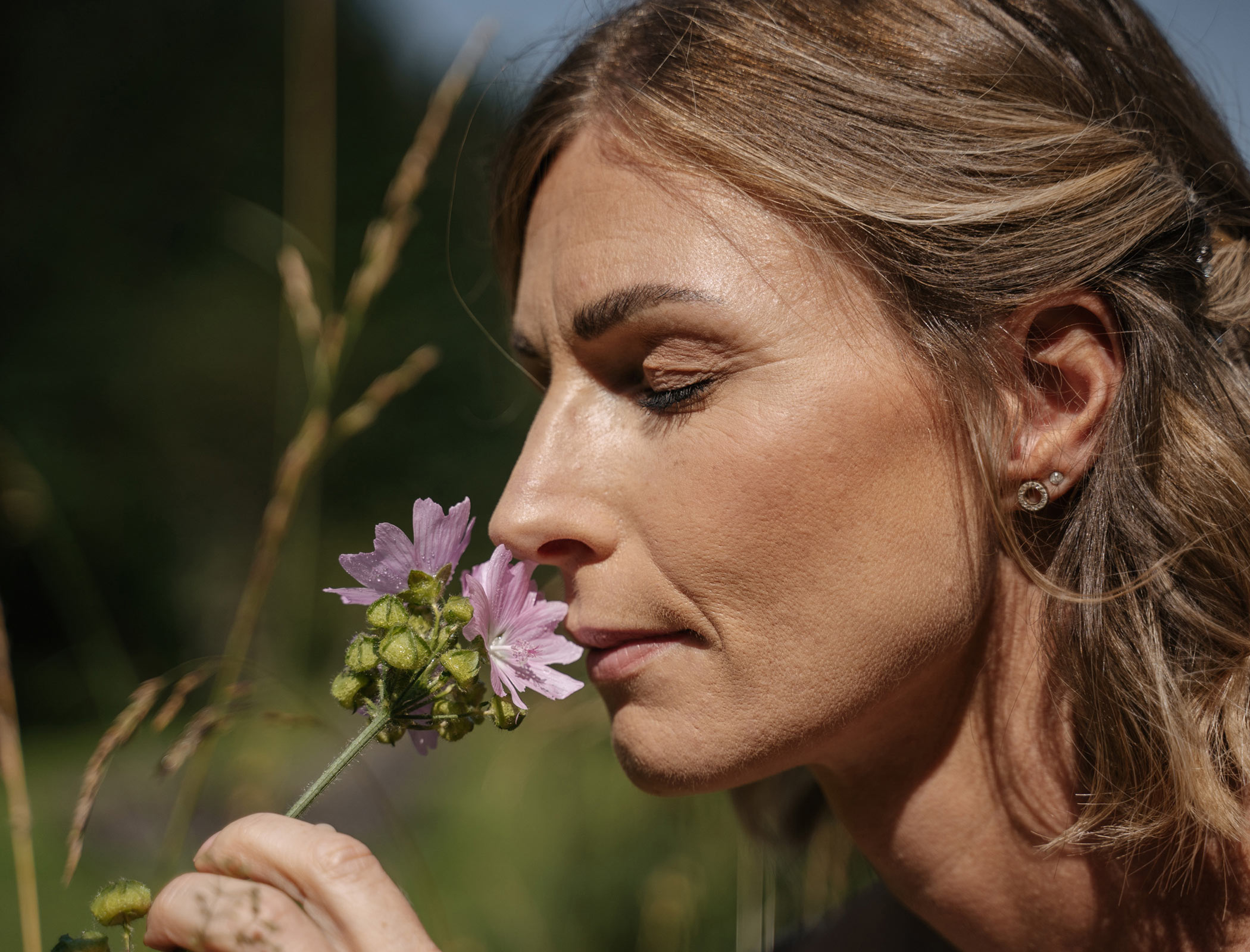 Donna che annusa un fiore