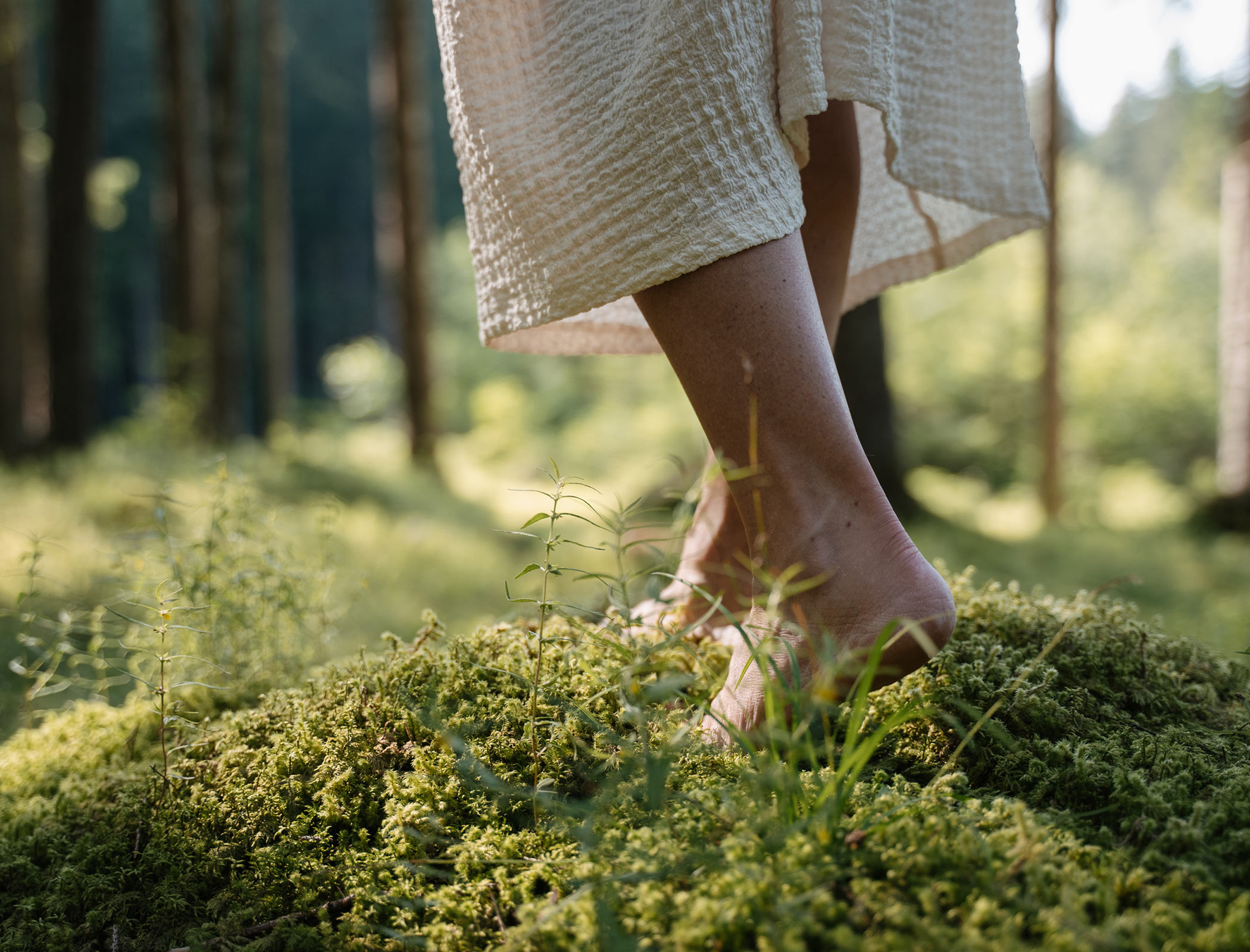 a piedi nudi nel bosco