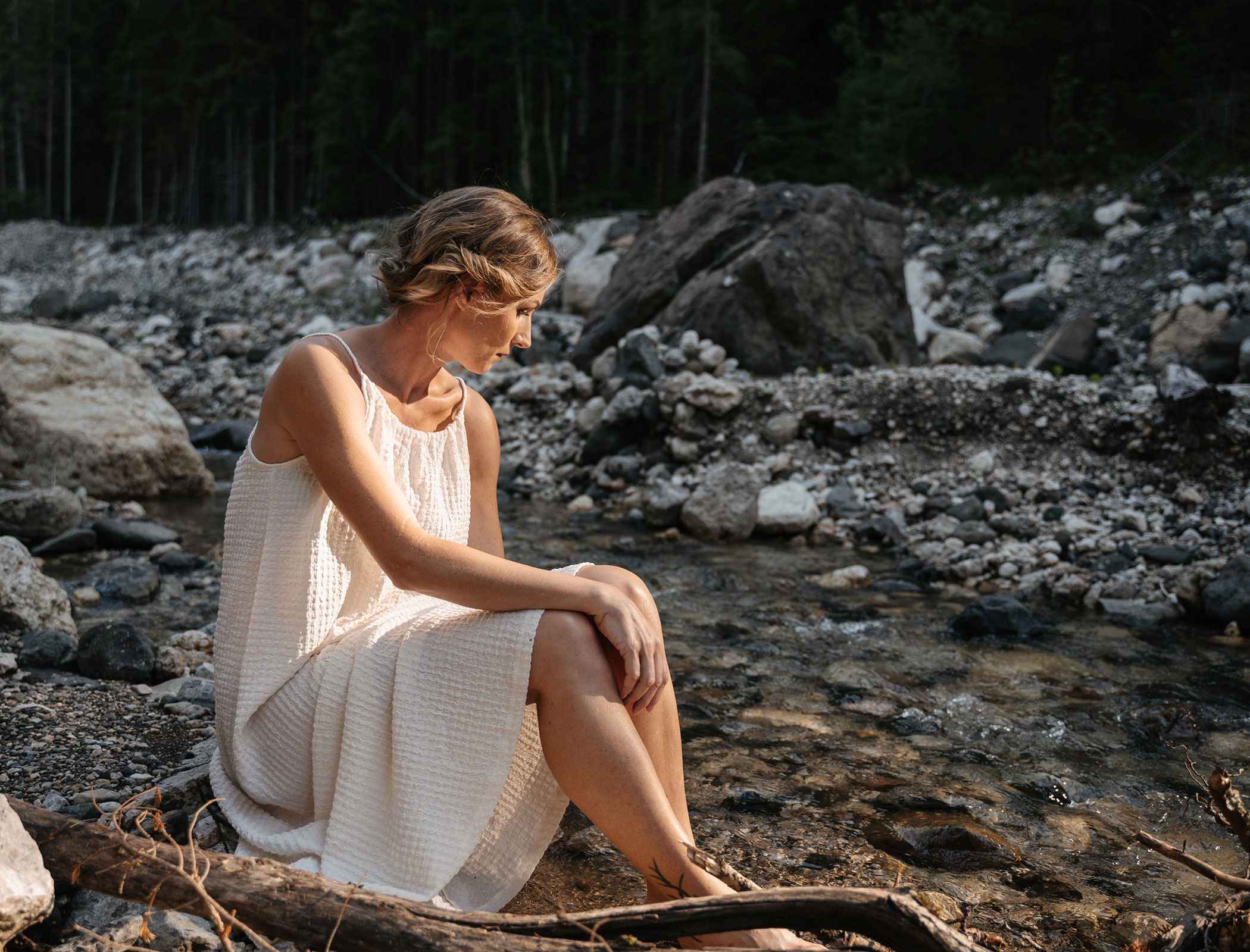 Donna vicino a un fiume