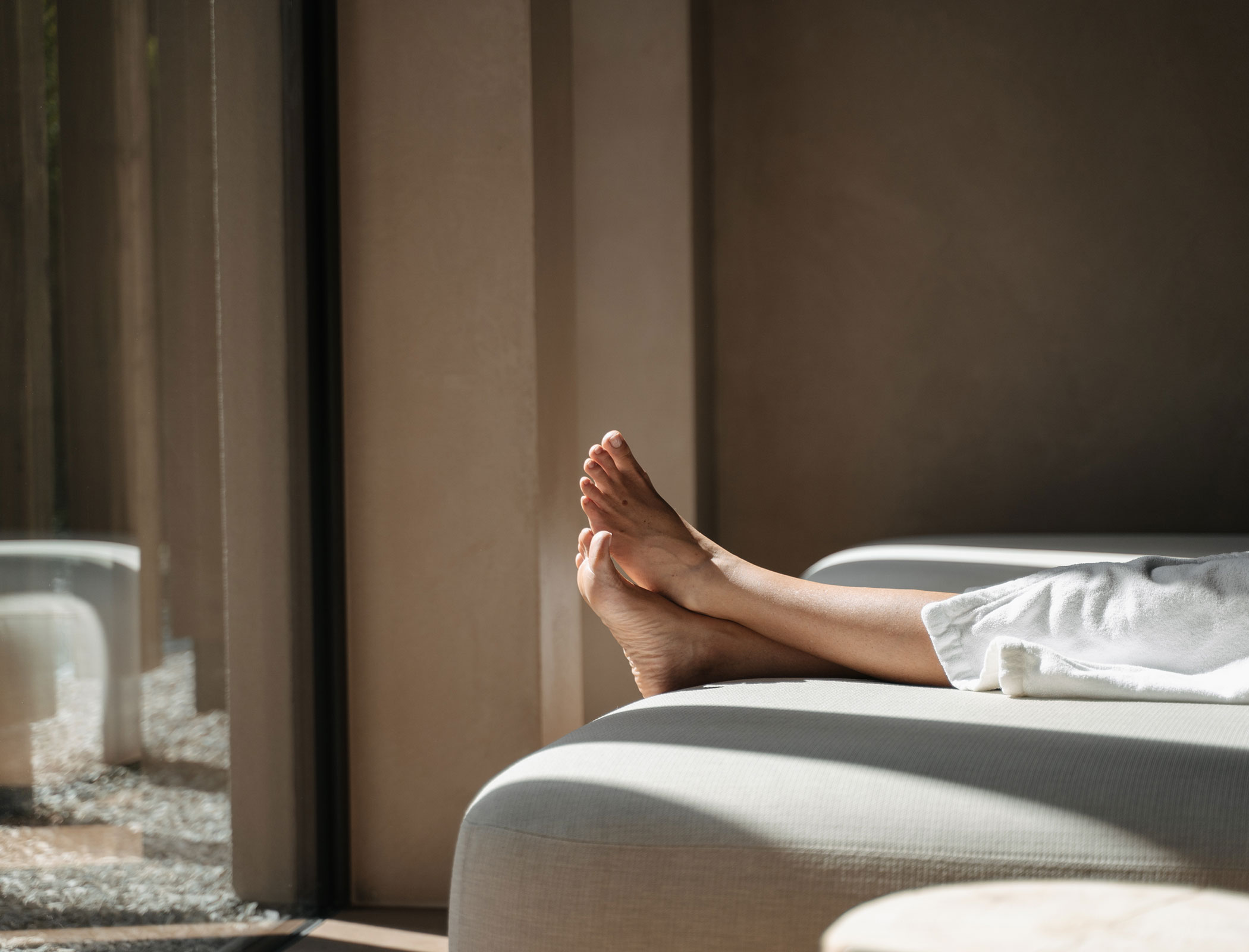 Frau auf Liege im Wellnessbereich