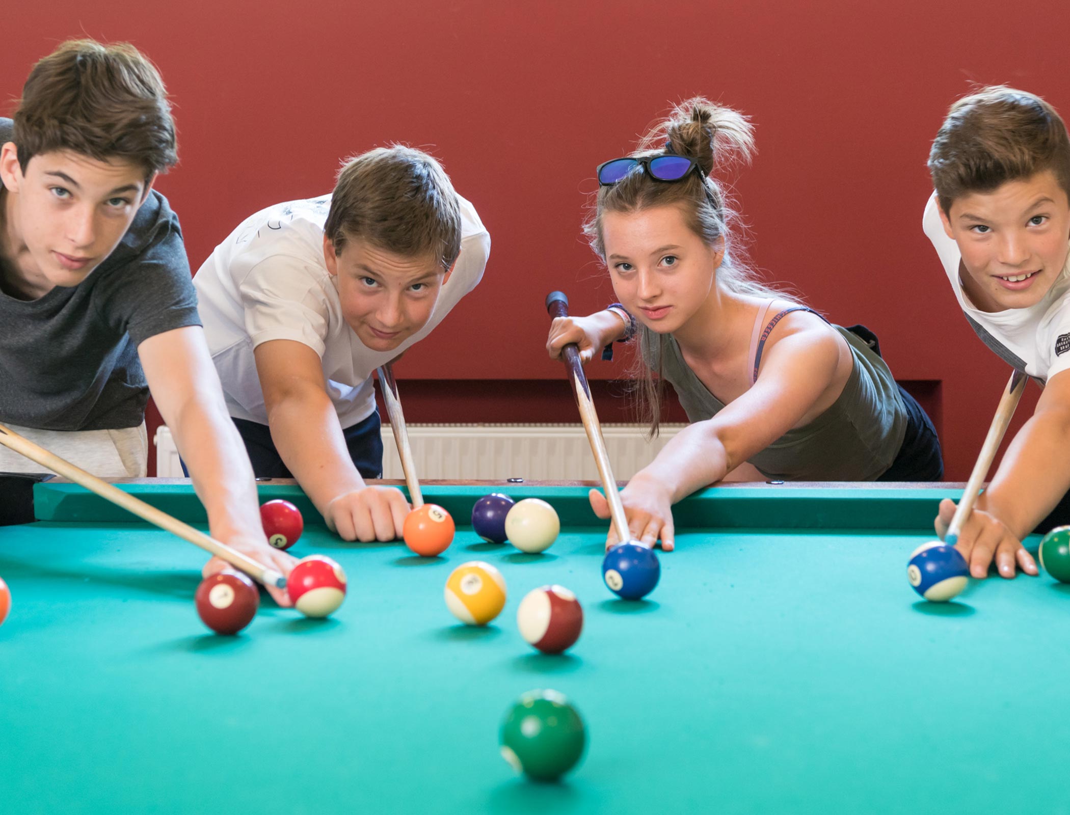 Jugendliche beim Billiard spielen