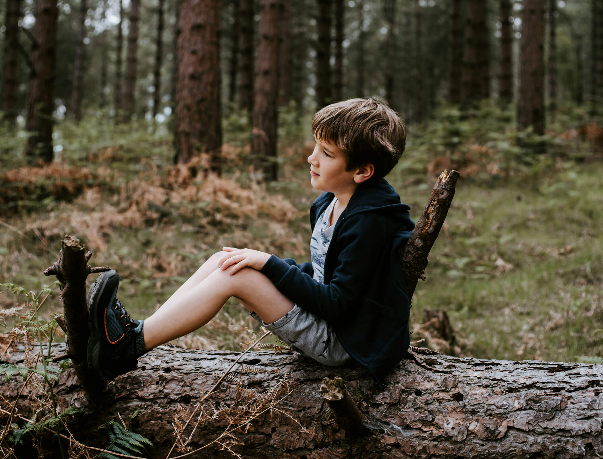 Junge im Wald