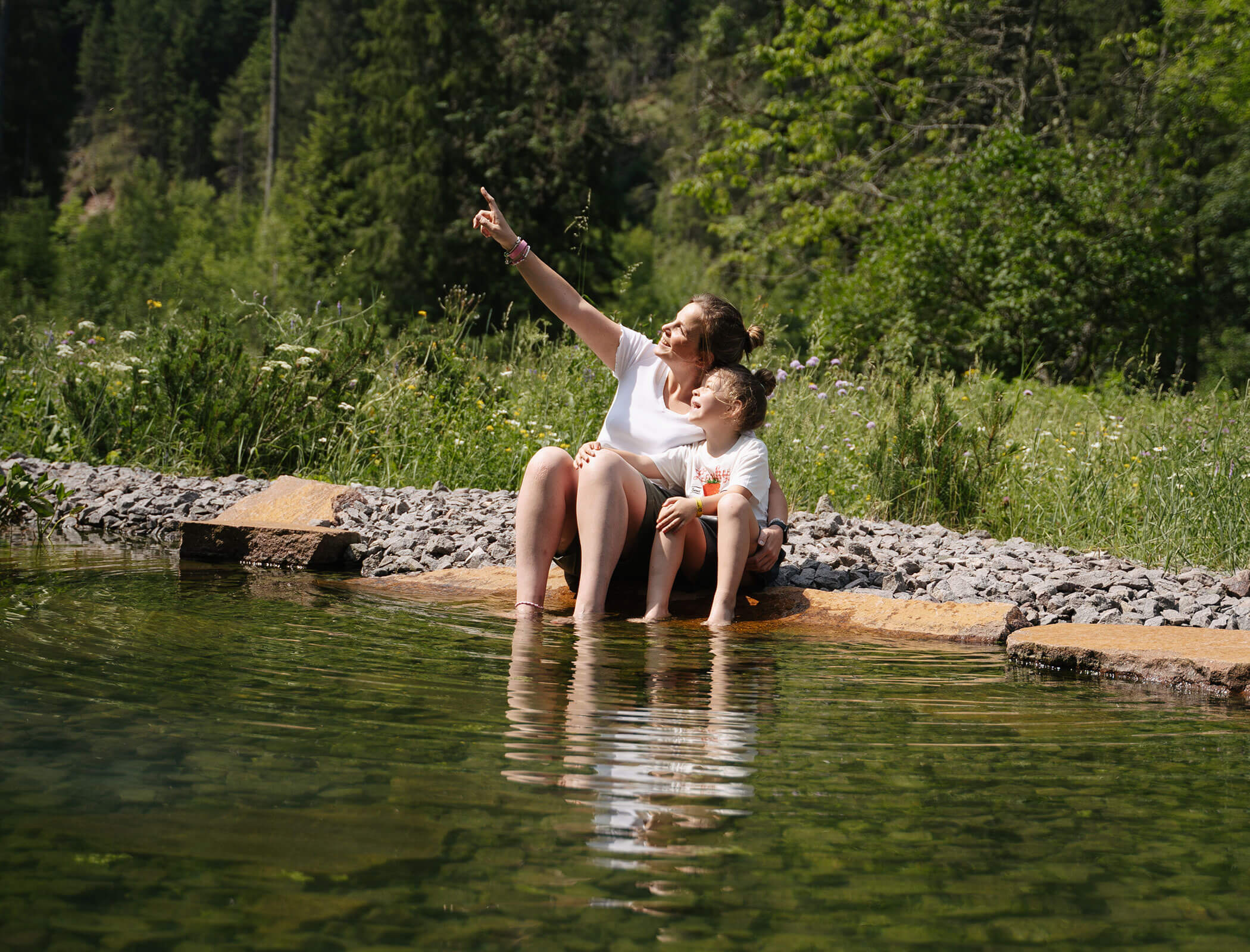 Mutter mit Kind am Wasser