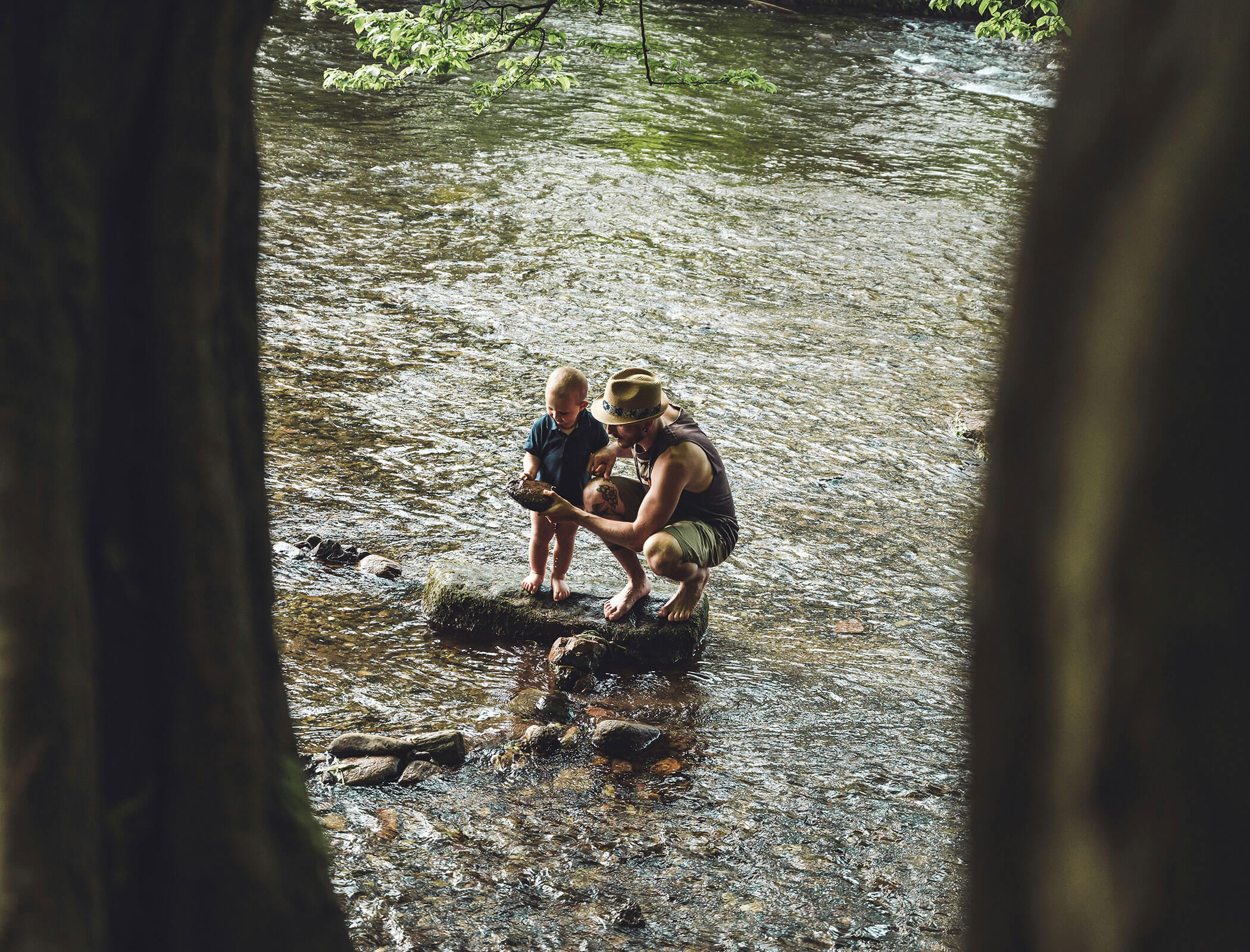 Vater und Sohn im Flussbett