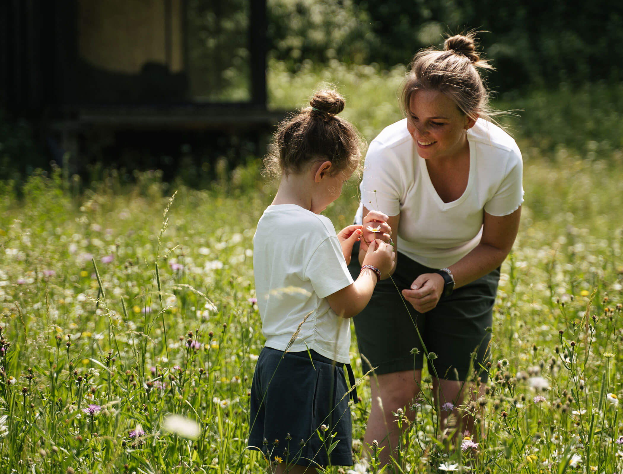 Mutter mit Tochter auf der Blumenwiese