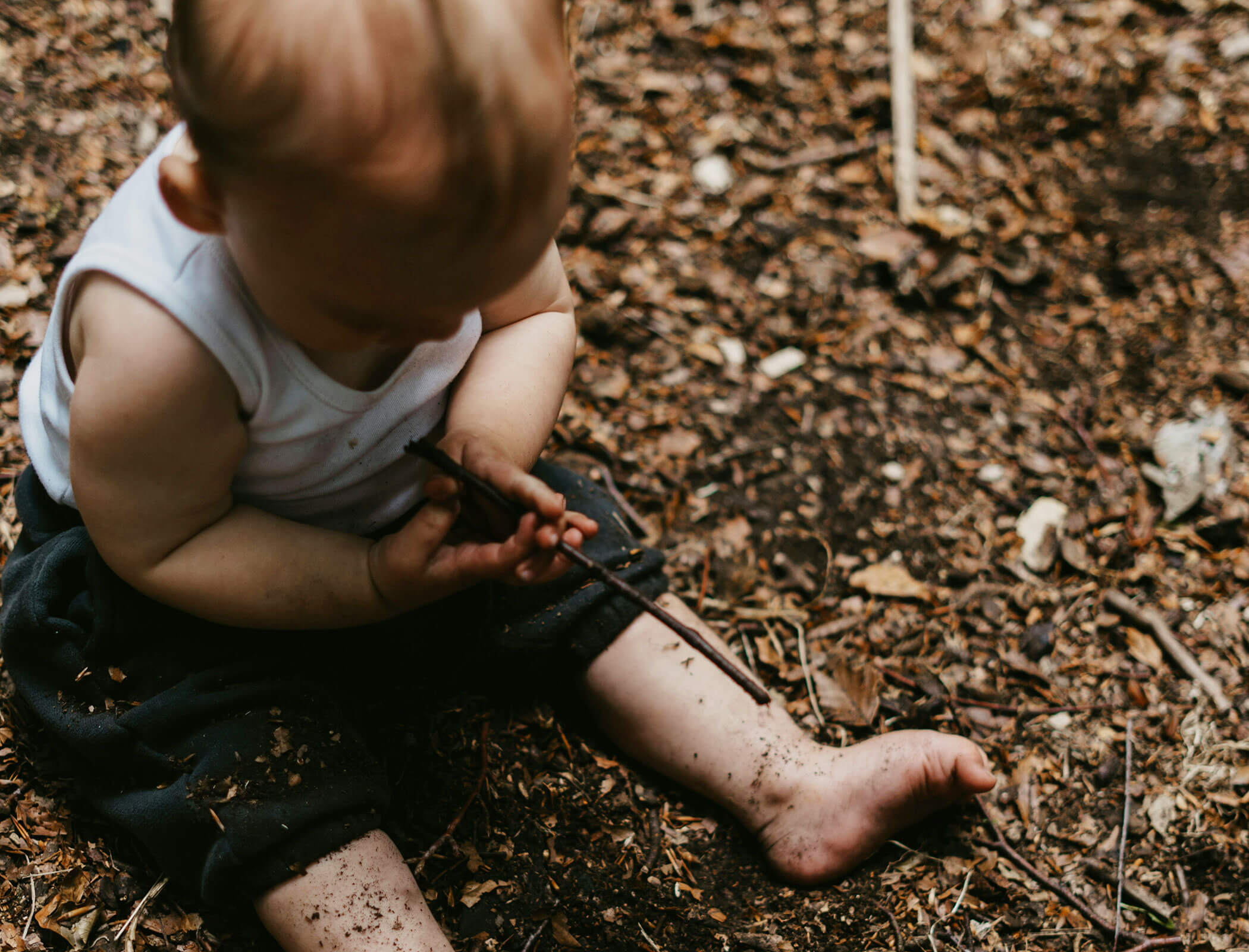 Kind beim Spielen in der Natur