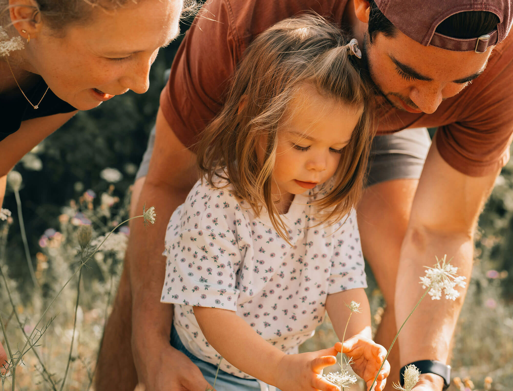 Familie genießt die Natur