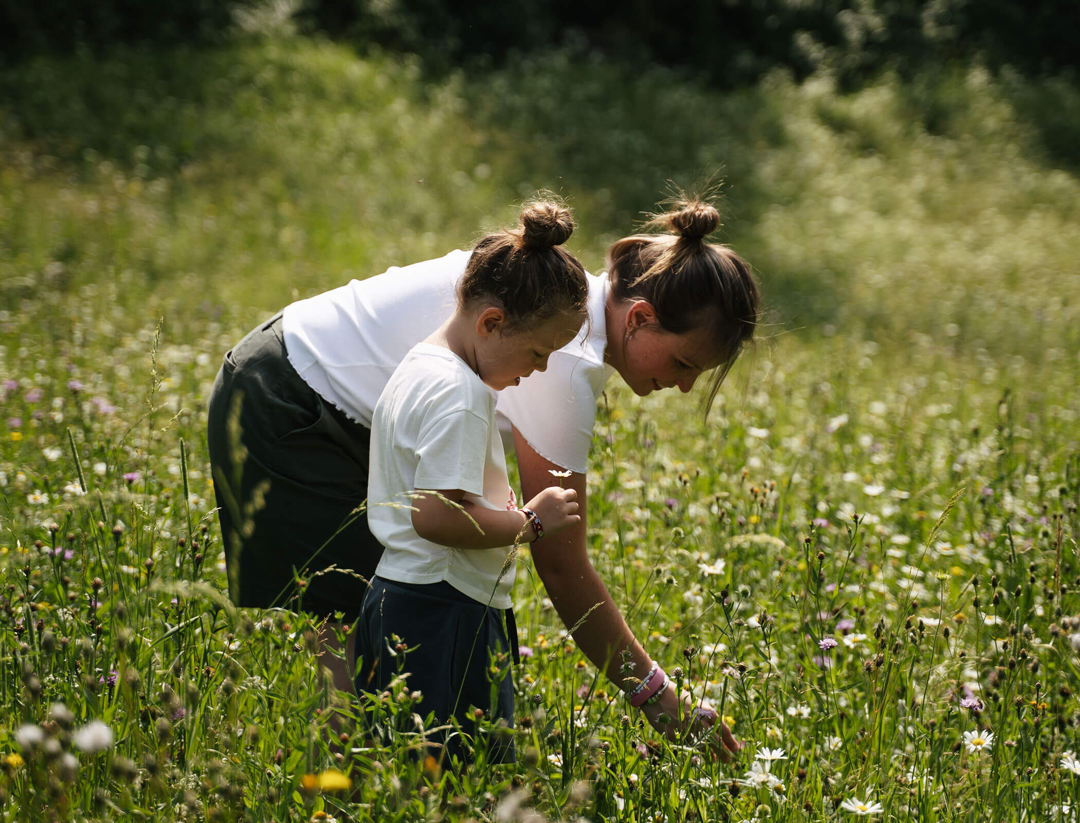 Mutter und Kind auf der Blumenwiese