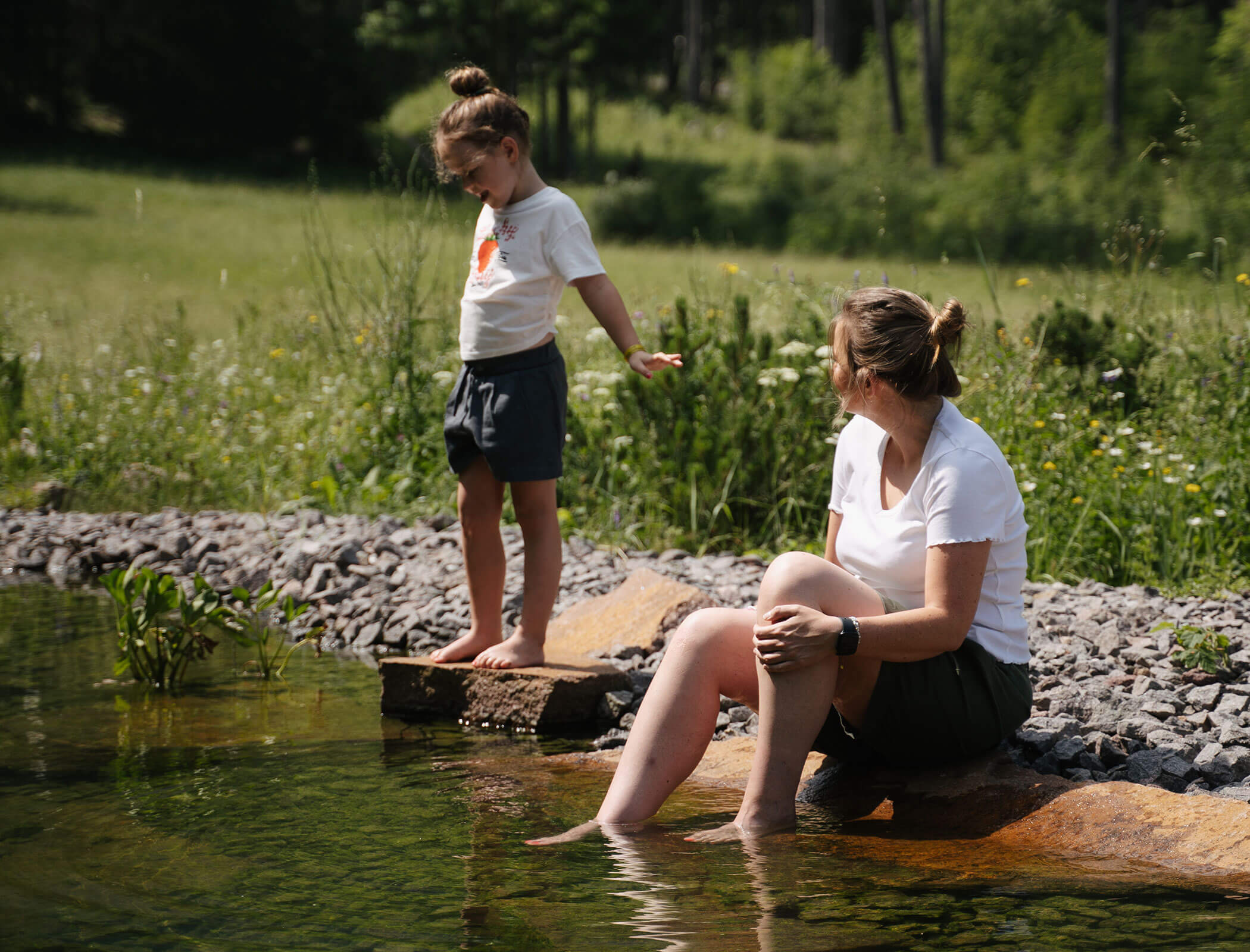 Familie am Wasser