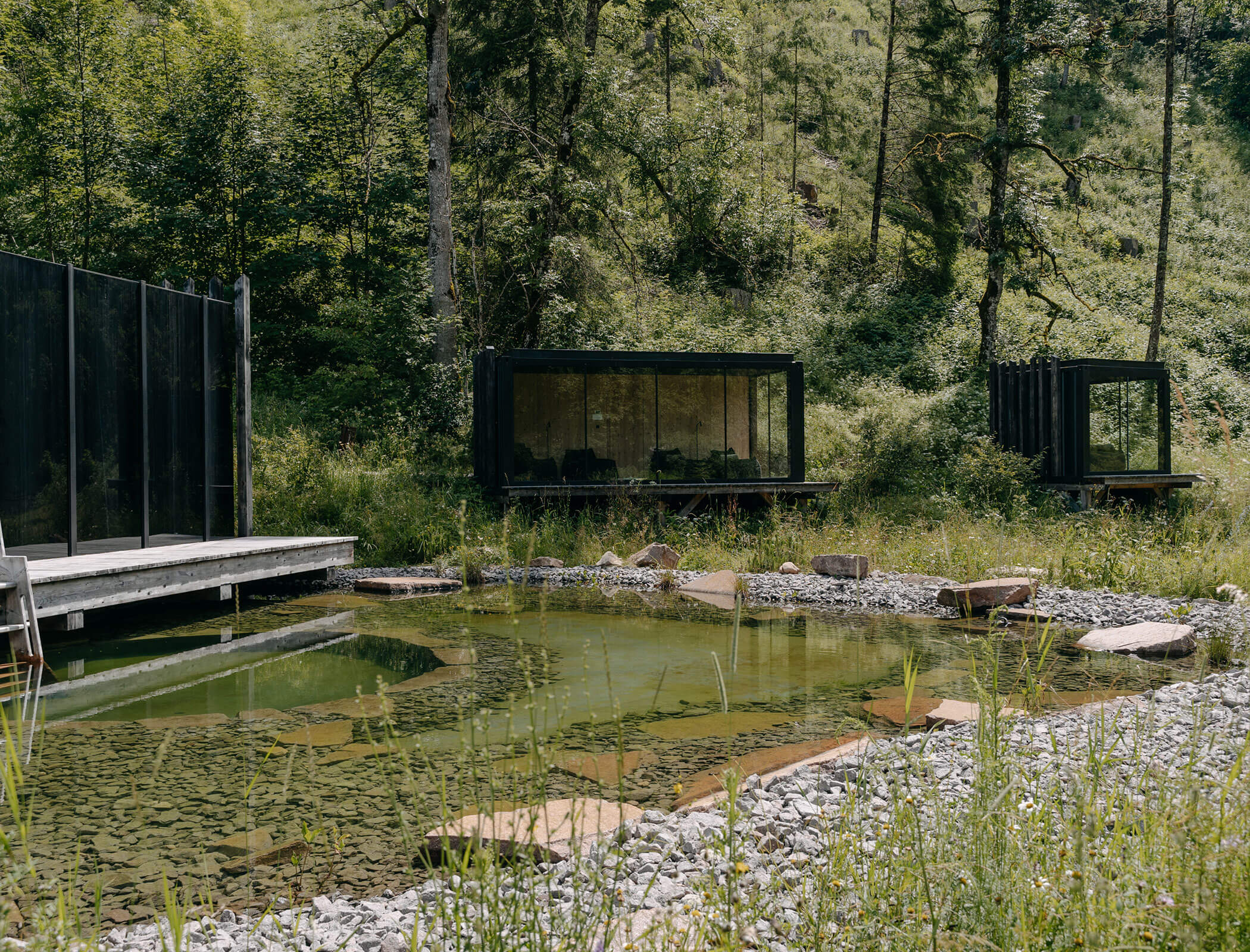 Contenitore dall'esterno con laghetto