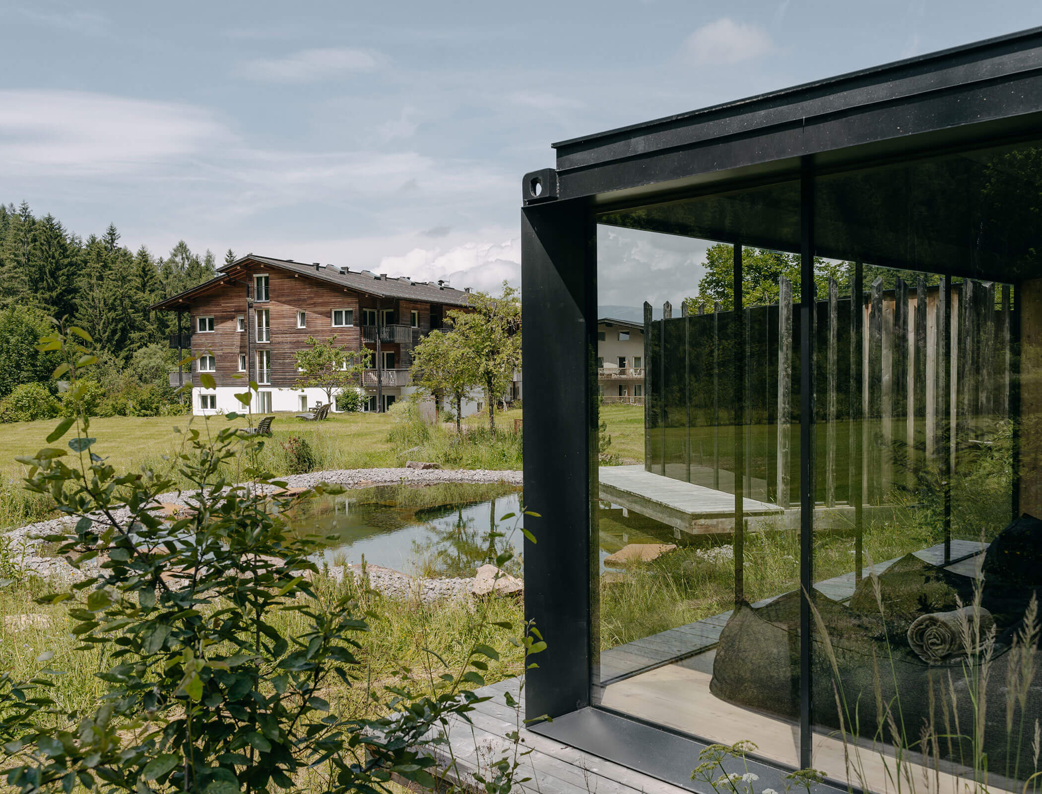 Contenitore dall'esterno con piscina