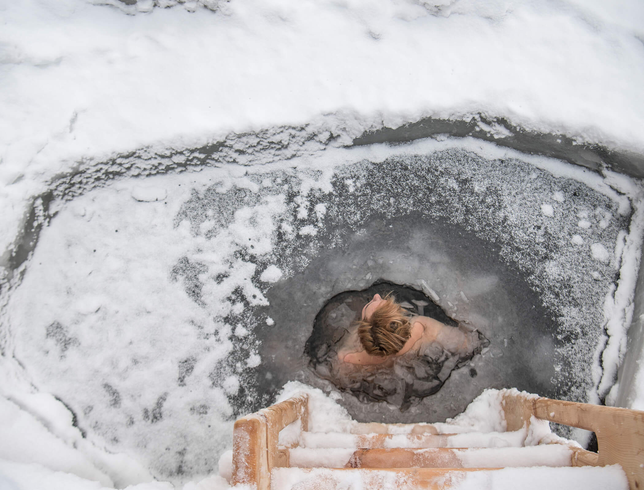 Frau im Eisbad