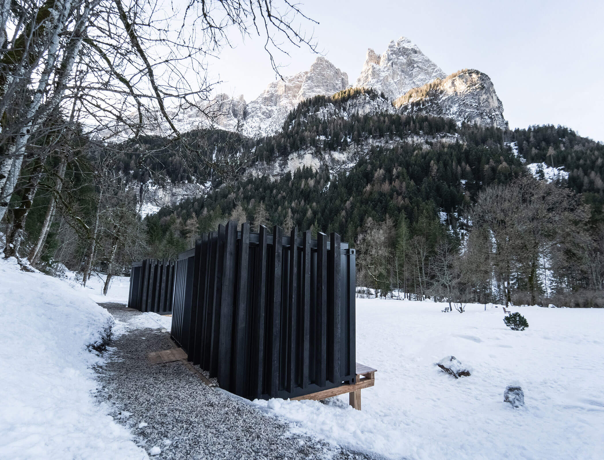 La sauna in giardino e la sala relax in mezzo al paesaggio innevato - Bad Ratzes
