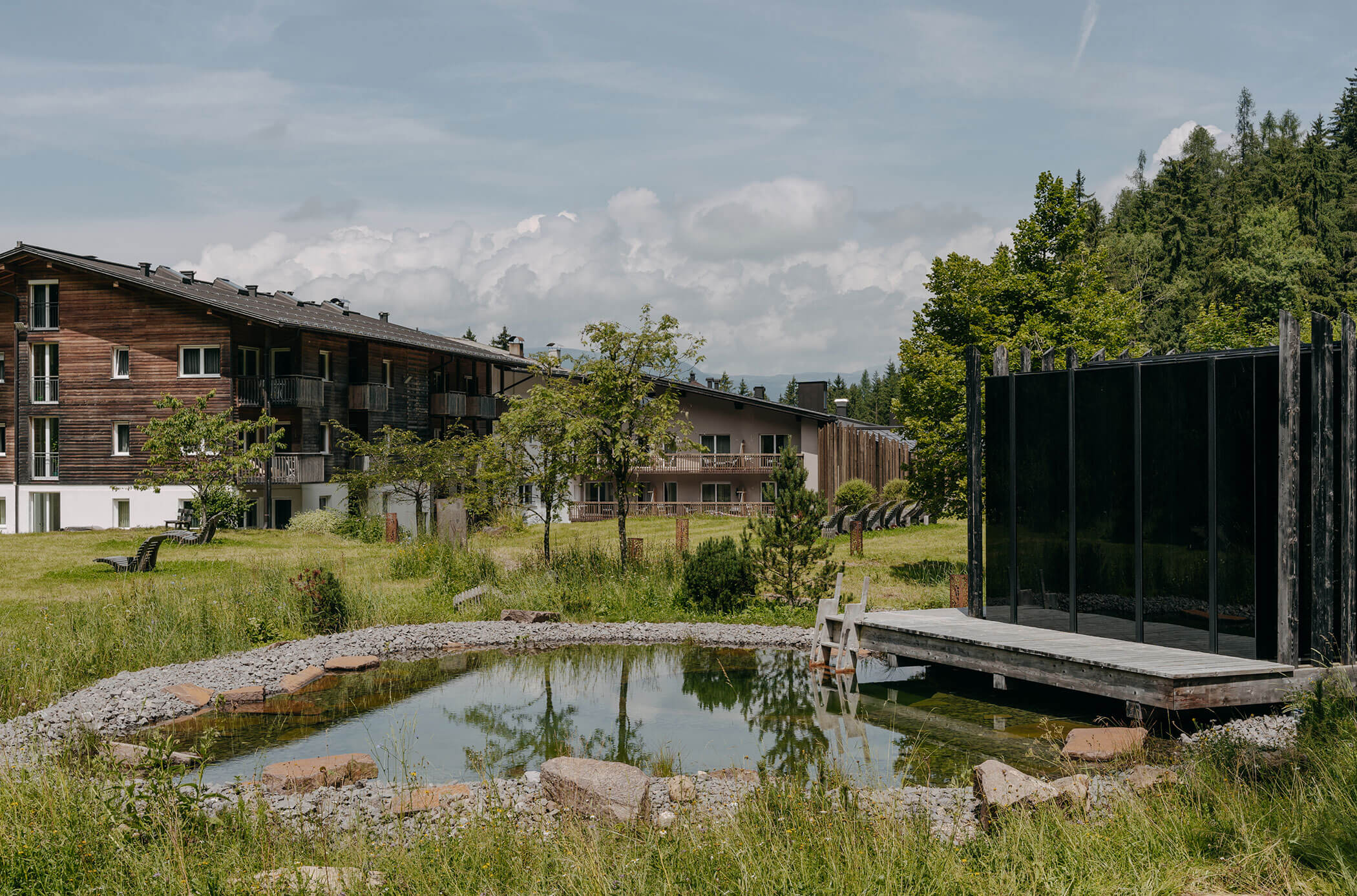 Bio-piscina e sauna in giardino con vista sull'hotel - Bad Ratzes
