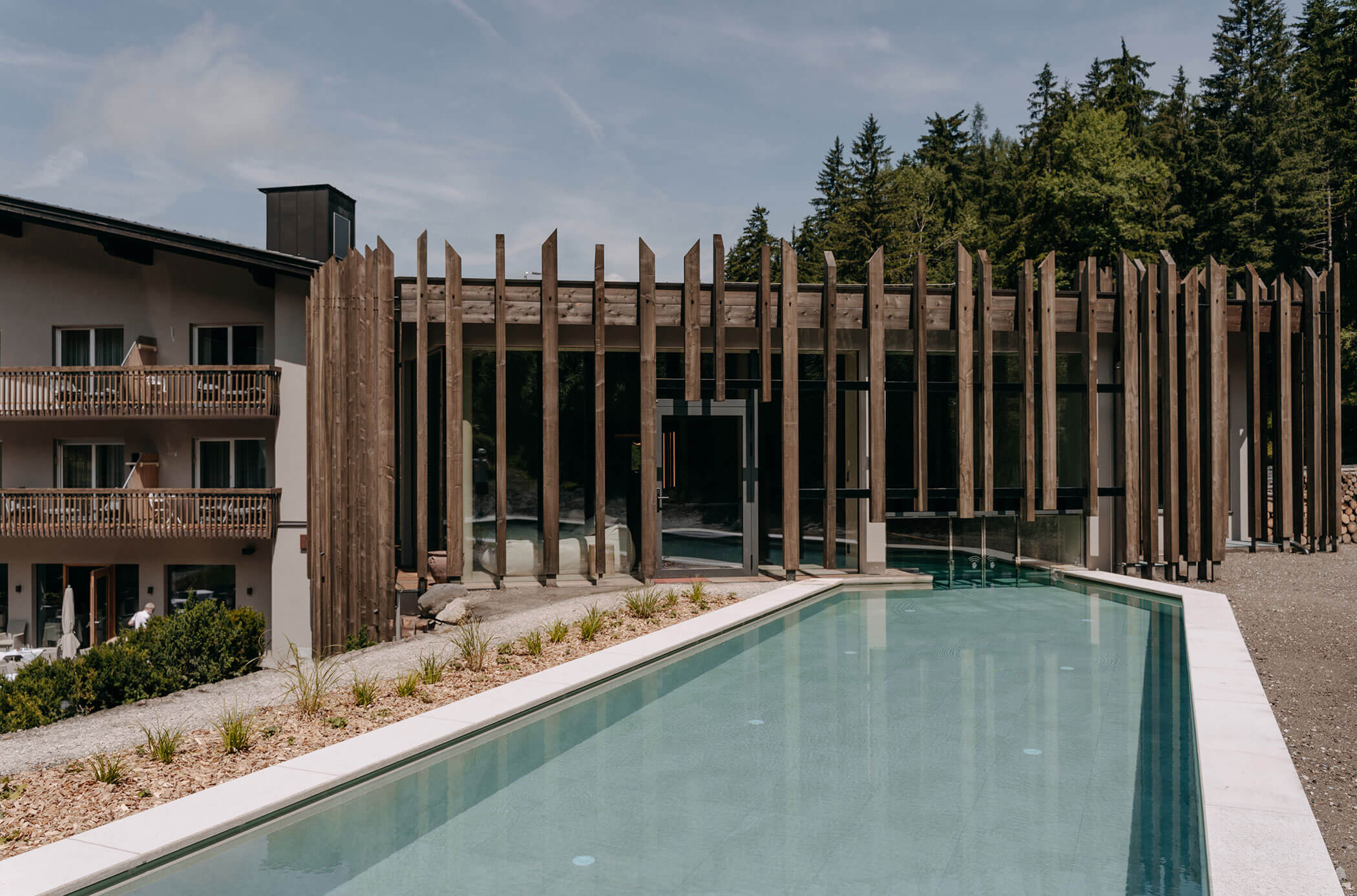 Piscina esterna e facciata in legno della piscina interna - Bad Ratzes
