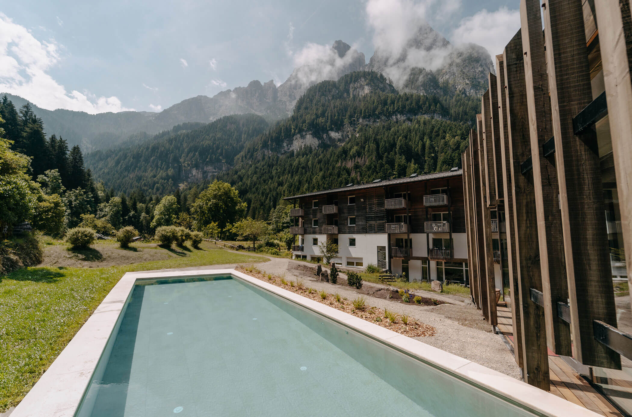 Piscina all'aperto e paesaggio montano sullo sfondo - Bad Ratzes

