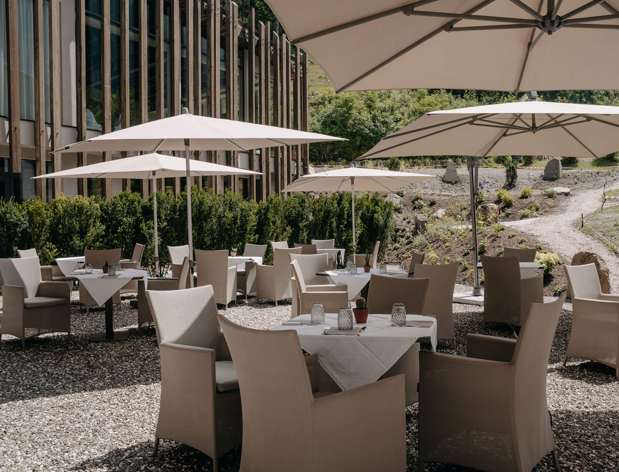 Terrazza con tavoli apparecchiati - Bad Ratzes
