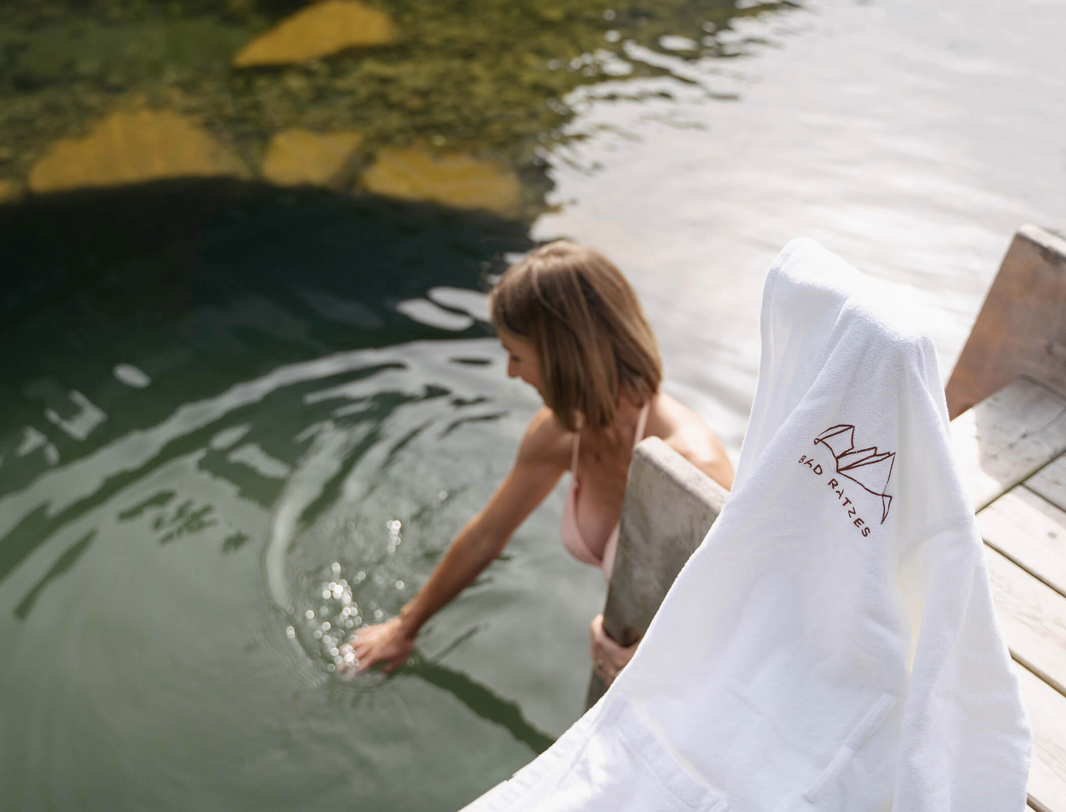 Una donna entra nella piscina biologica - Bad Ratzes
