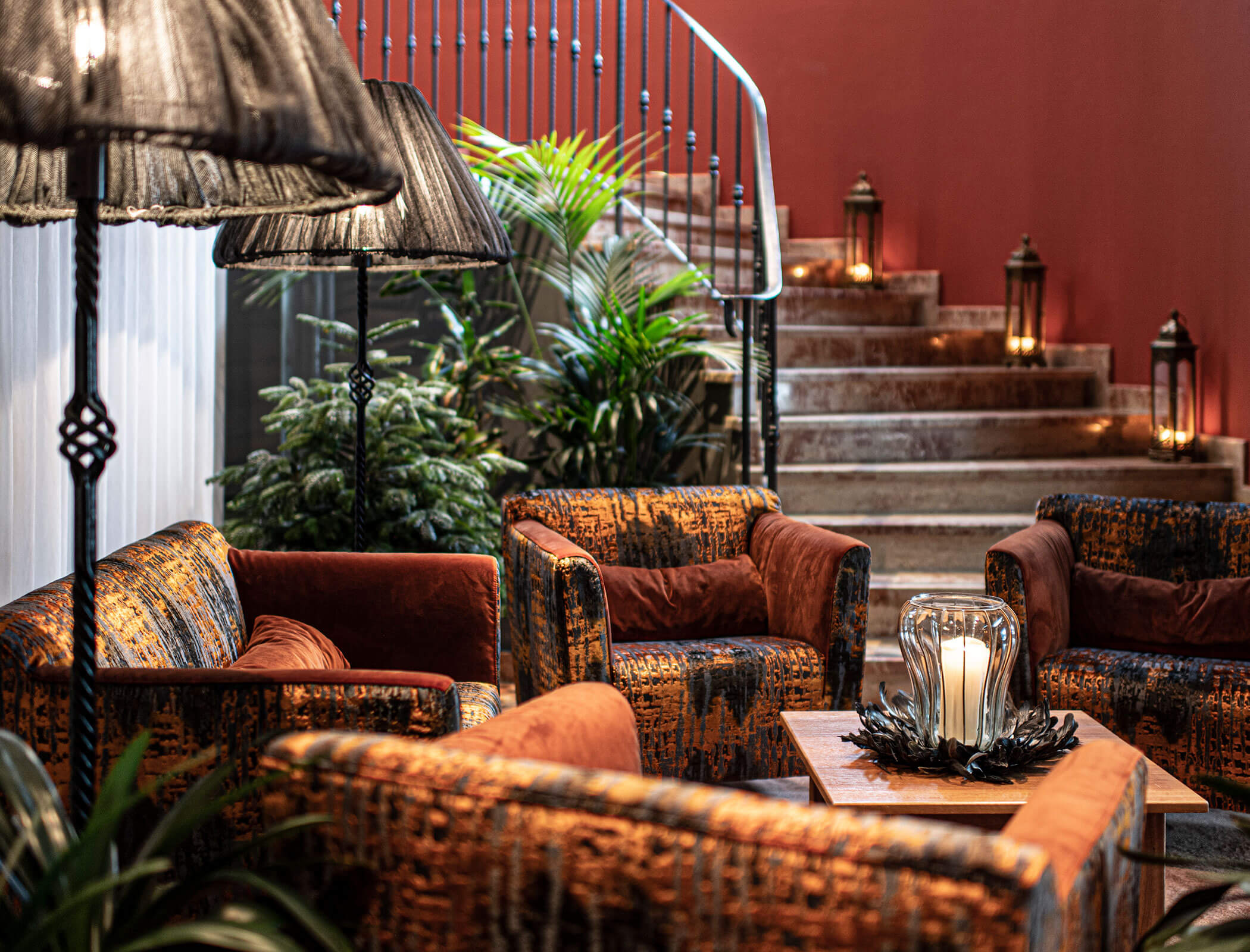 Divano arancione e nero nel corridoio - Bad Ratzes
