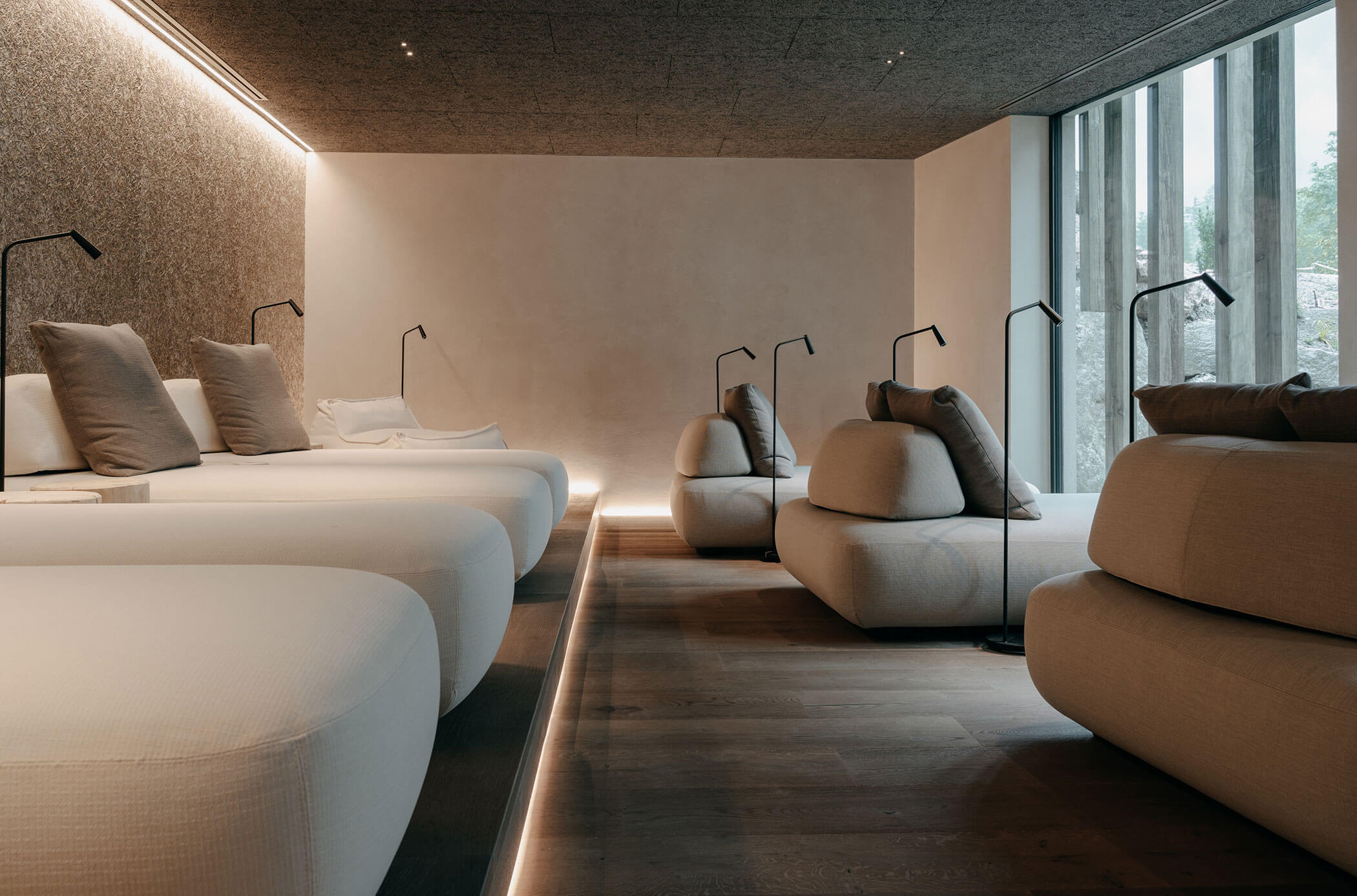 Sala relax con diversi lettini - Bad Ratzes
