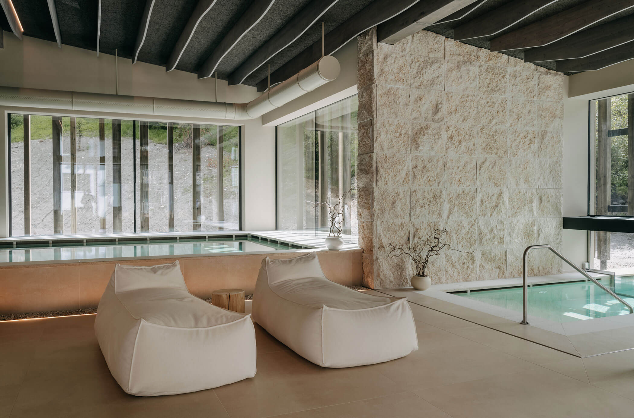 Piscina interna con arredamento chiaro - Bad Ratzes
