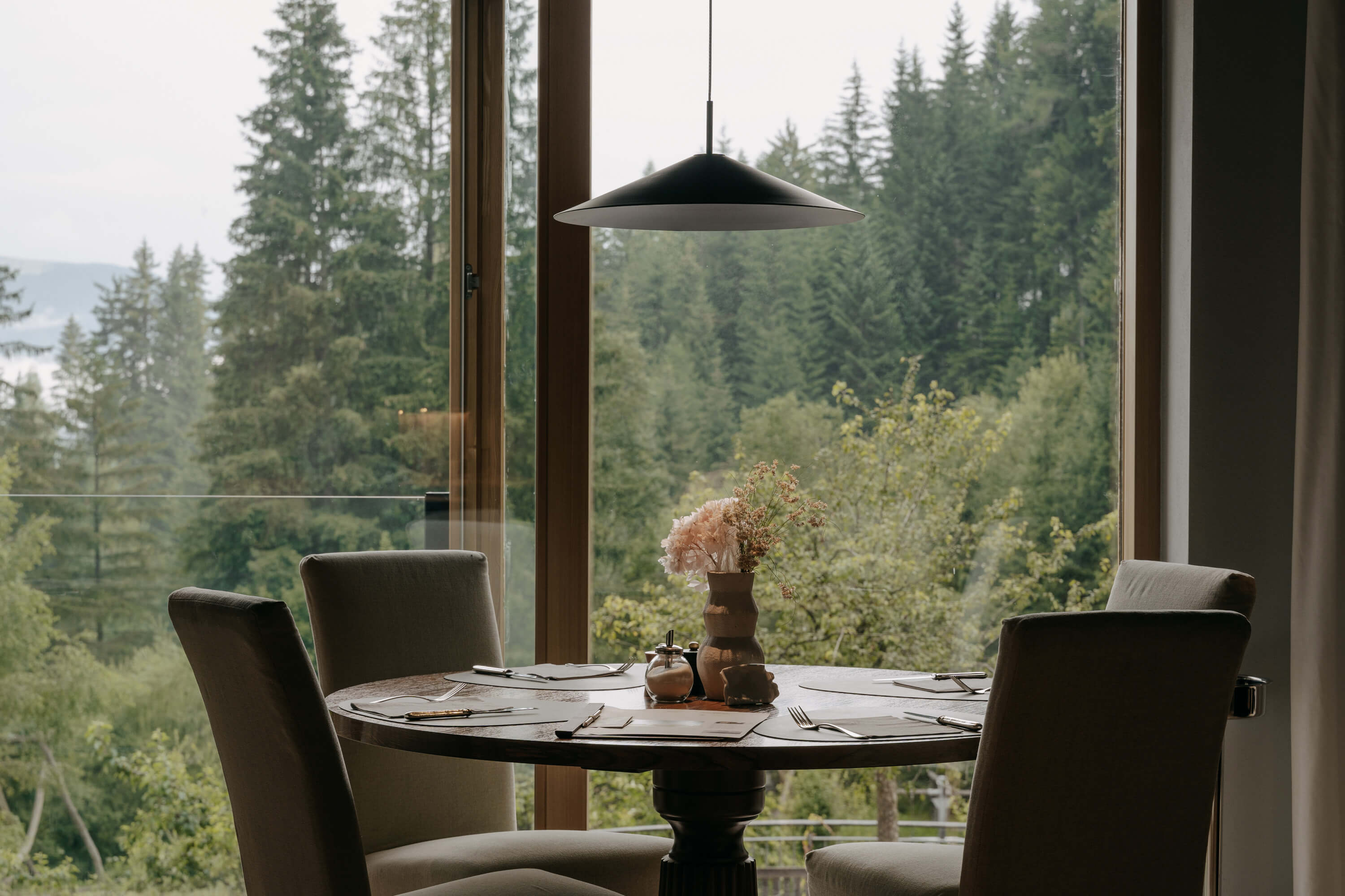 Tavolo apparecchiato con vista sul bosco - Bad Ratzes
