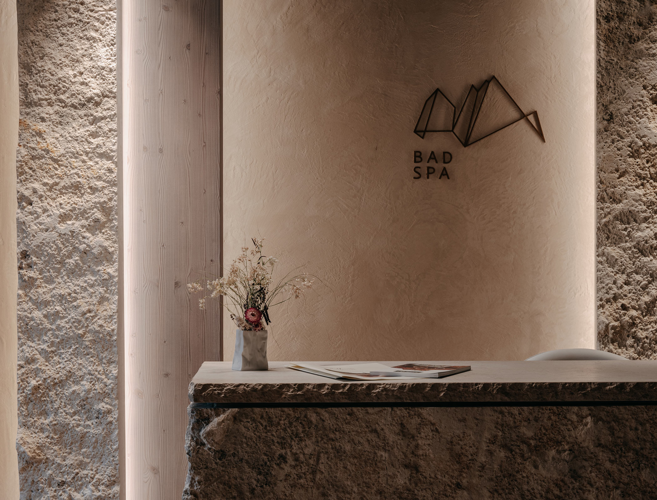 Reception della spa con la scritta Bad SPA sulla parete - Bad Ratzes
