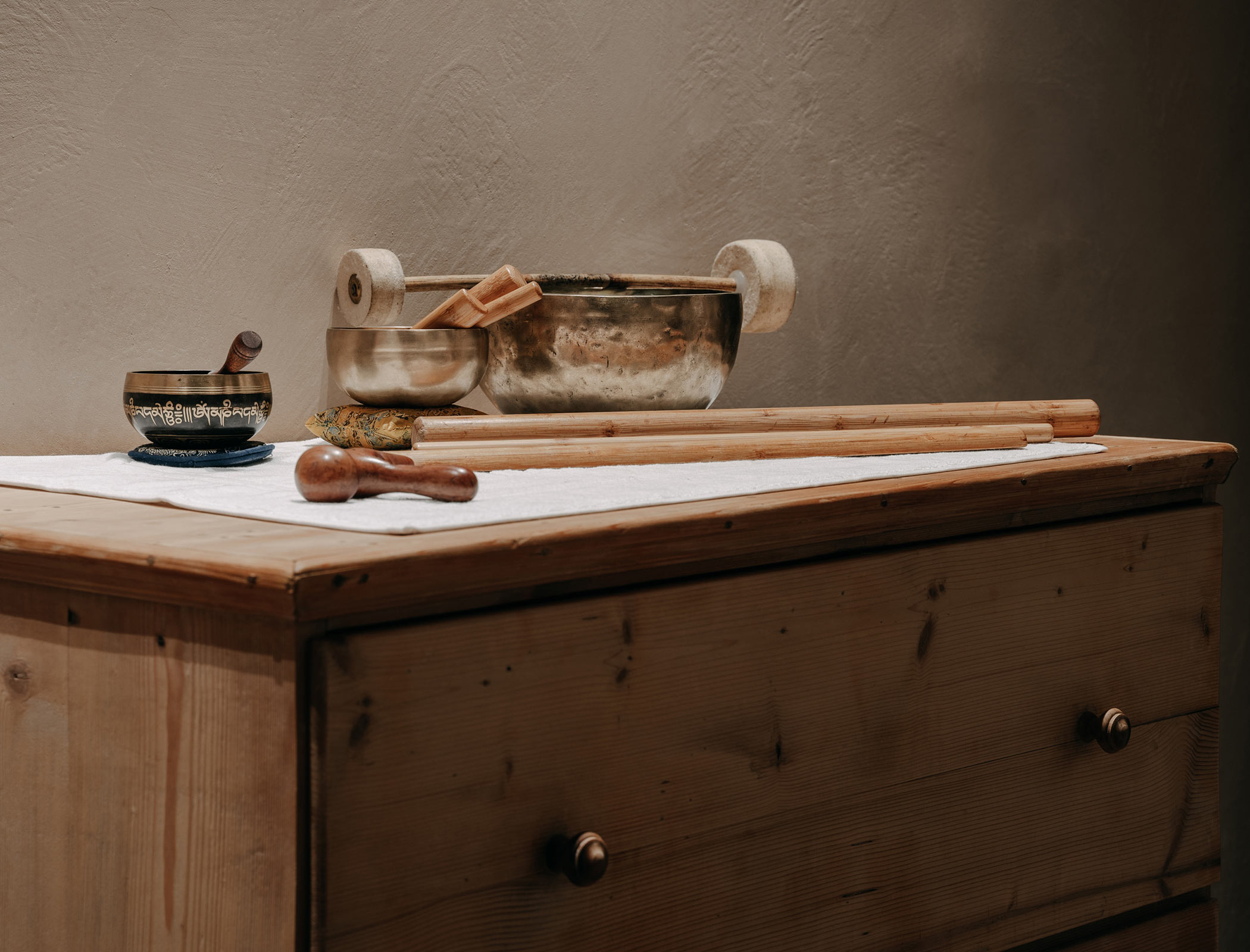 Diverse campane tibetane su una cassettiera in legno - Bad Ratzes
