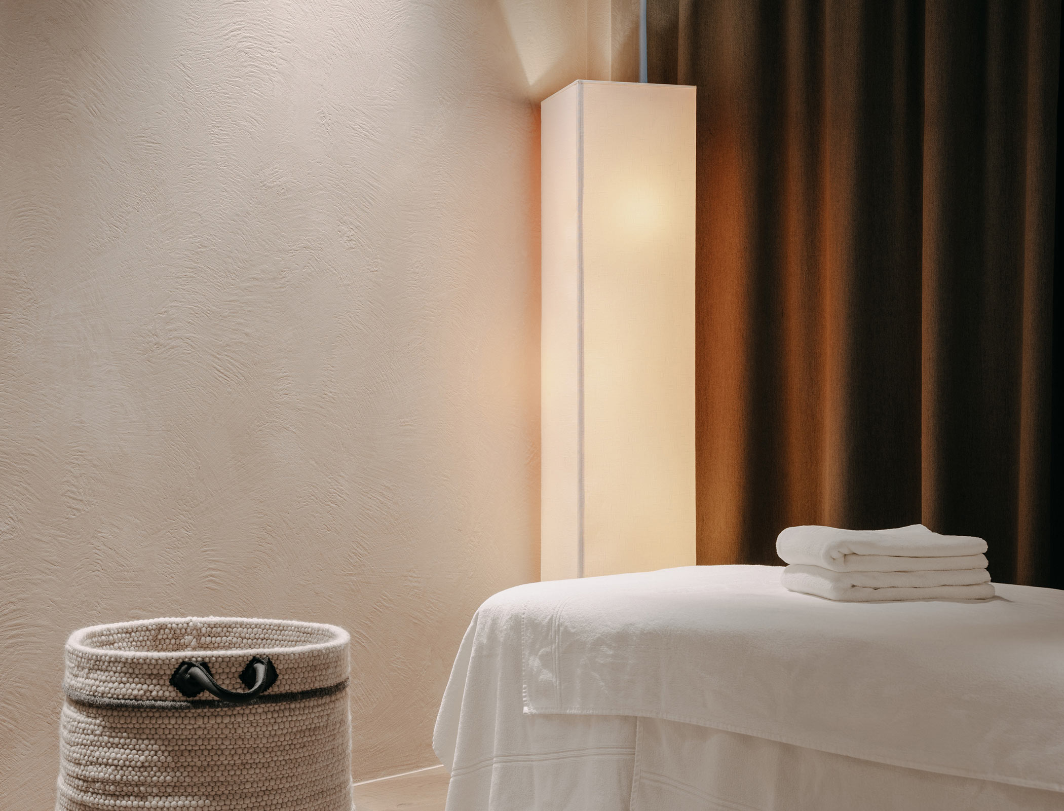 Sala massaggi con lettino e asciugamani - Bad Ratzes
