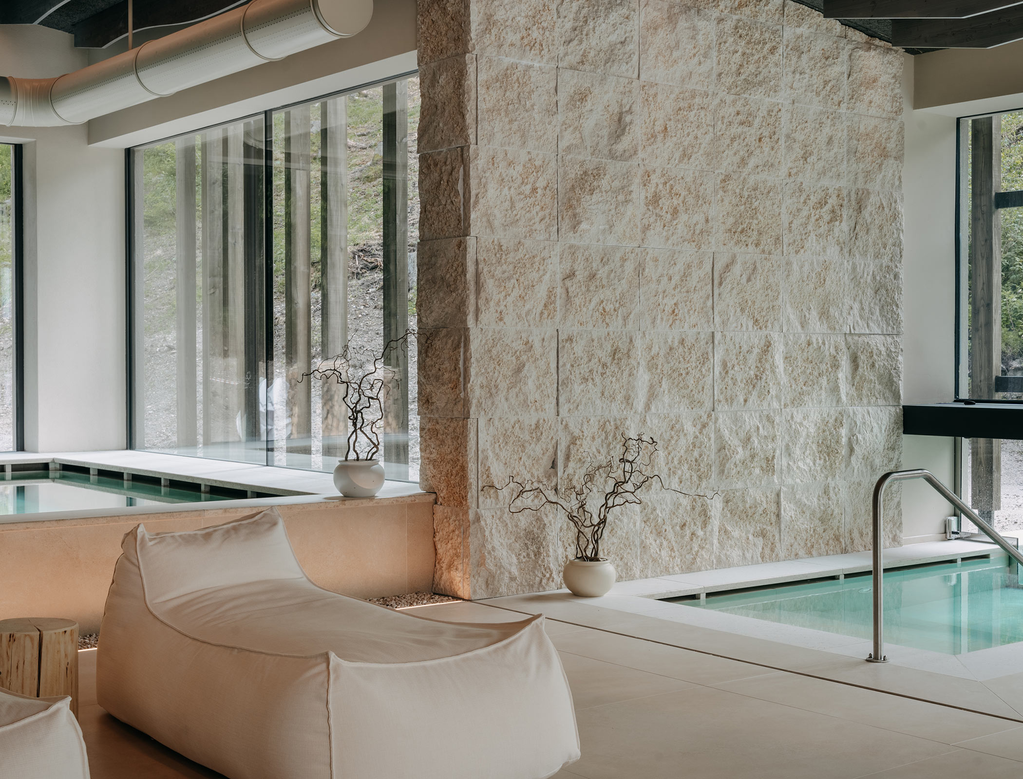 Piscina coperta con arredi chiari - Bad Ratzes