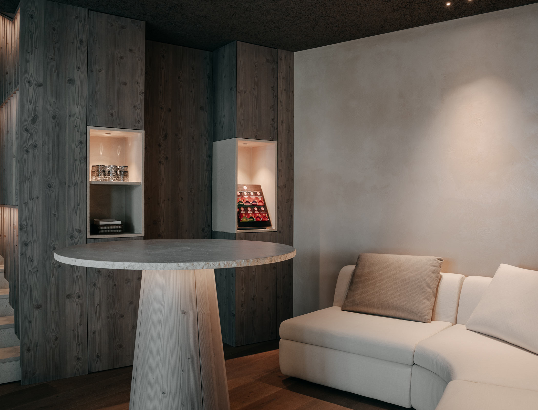 Bar con tè nell'area benessere con divano color crema - Bad Ratzes
