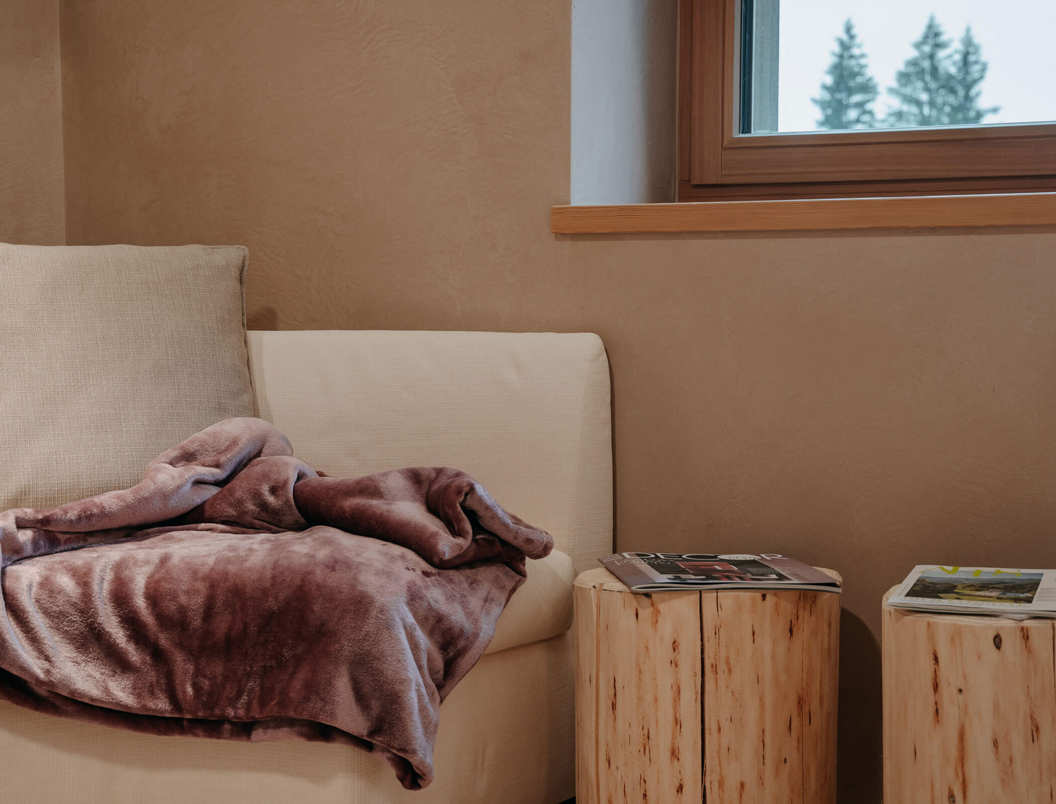 Divano con coperta e riviste - Bad Ratzes
