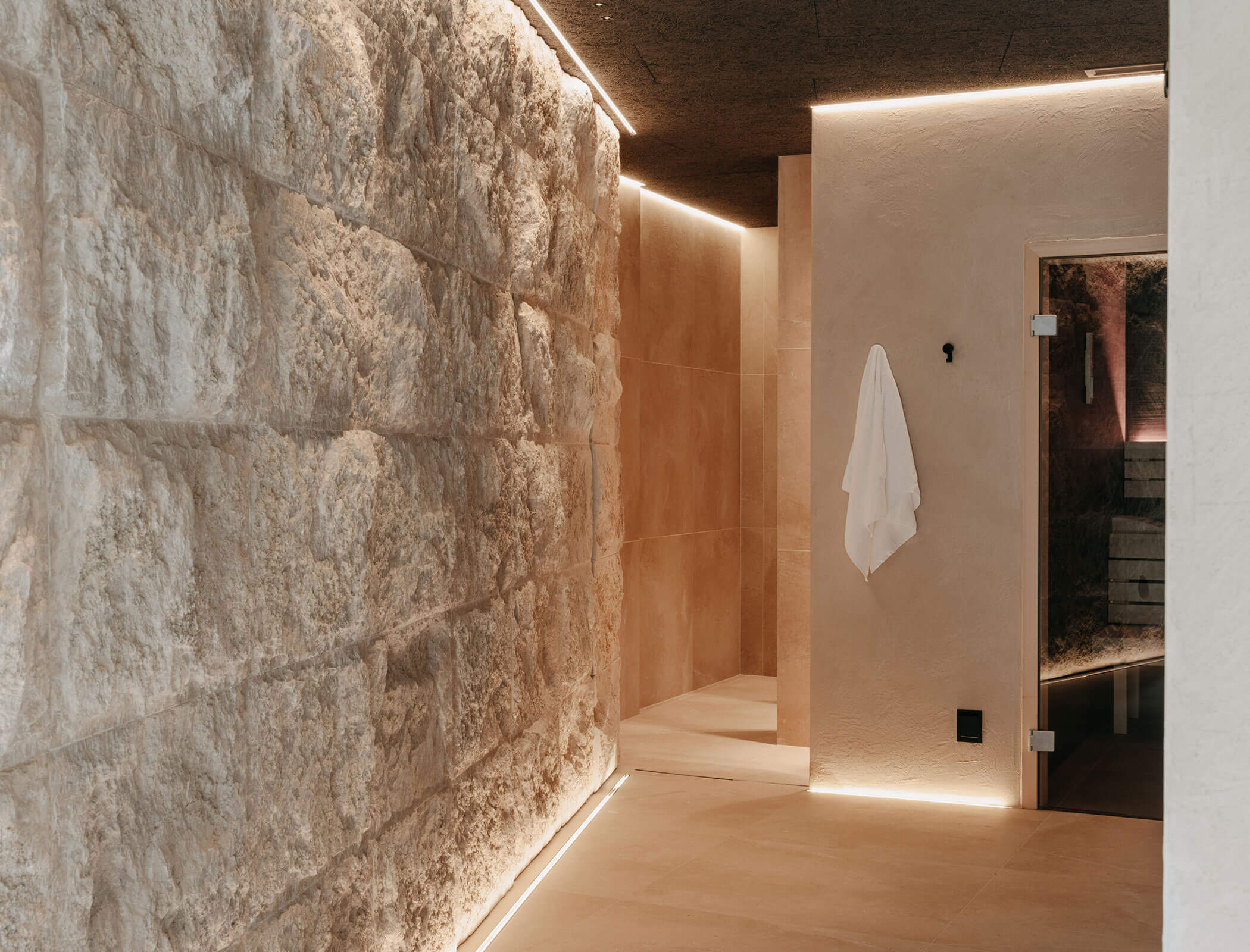 Area spa con pareti in pietra - Bad Ratzes
