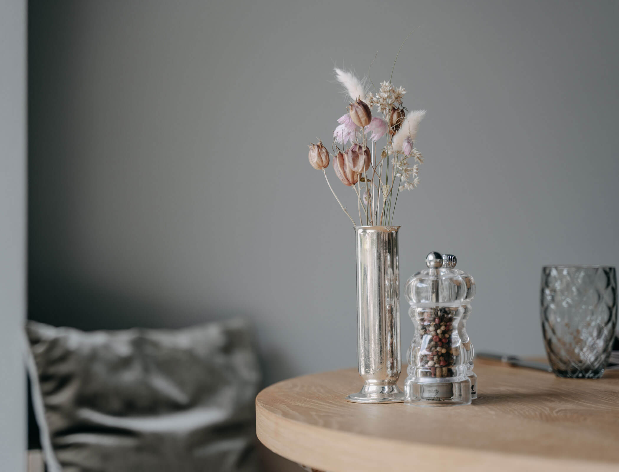 Fiori secchi e saliera e pepiera sul tavolo - Bad Ratzes
