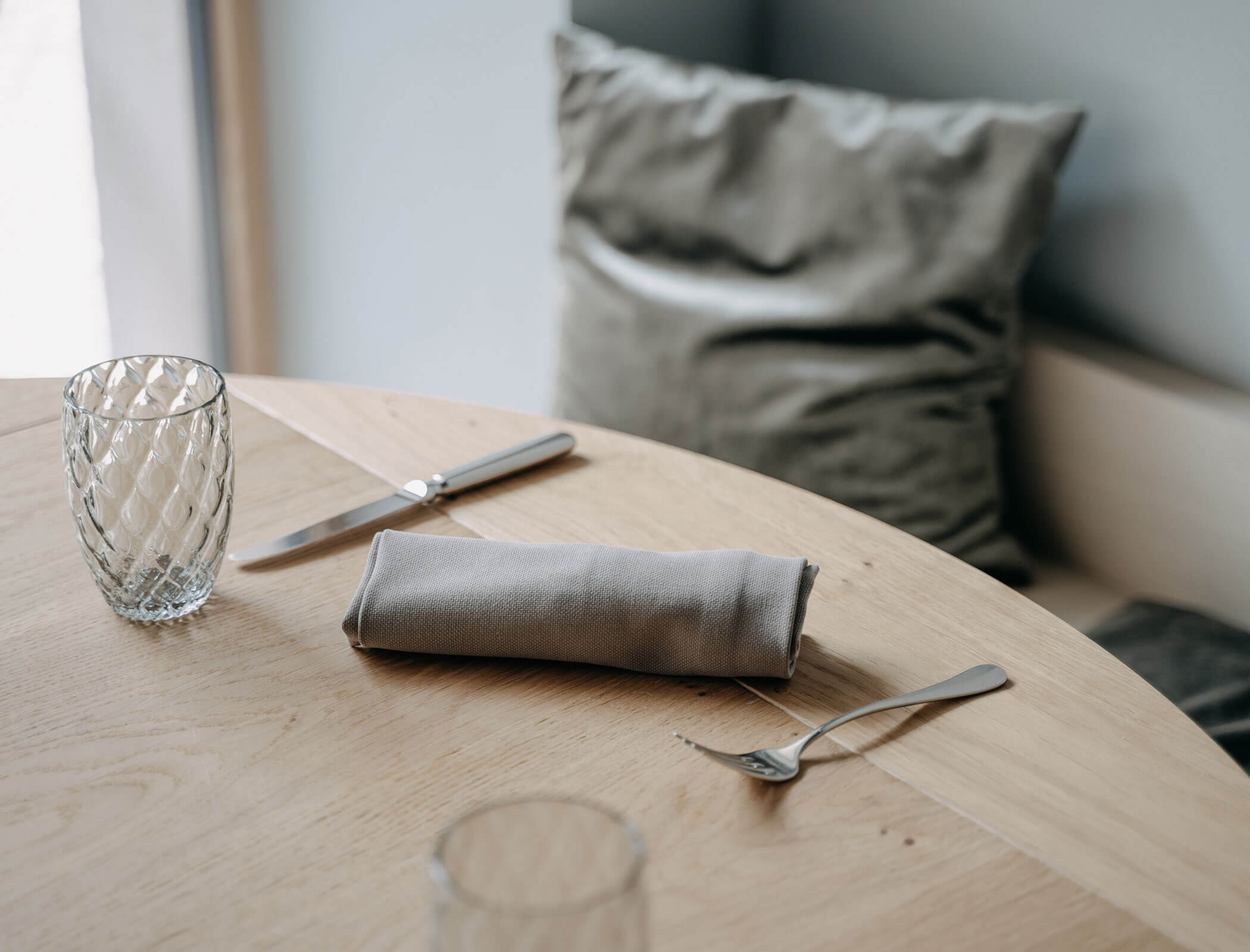 Tavolo di legno apparecchiato - Bad Ratzes
