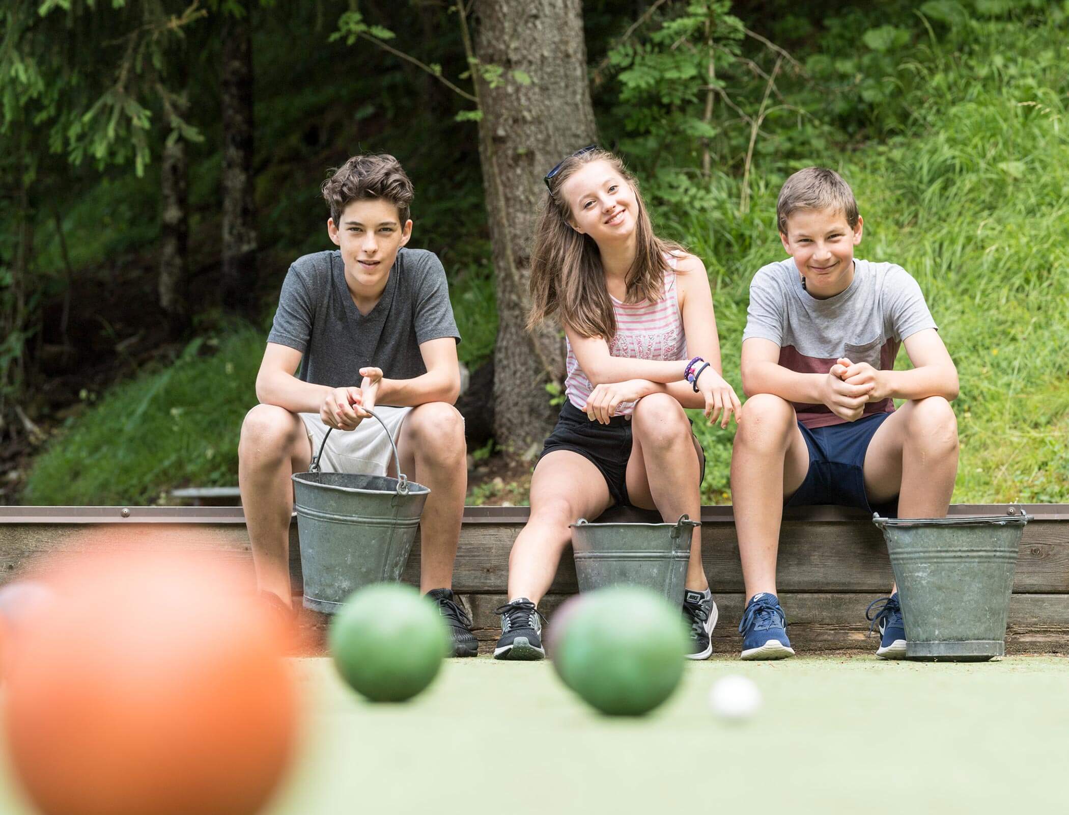 Tre bambini giocano a bocce - Bad Ratzes