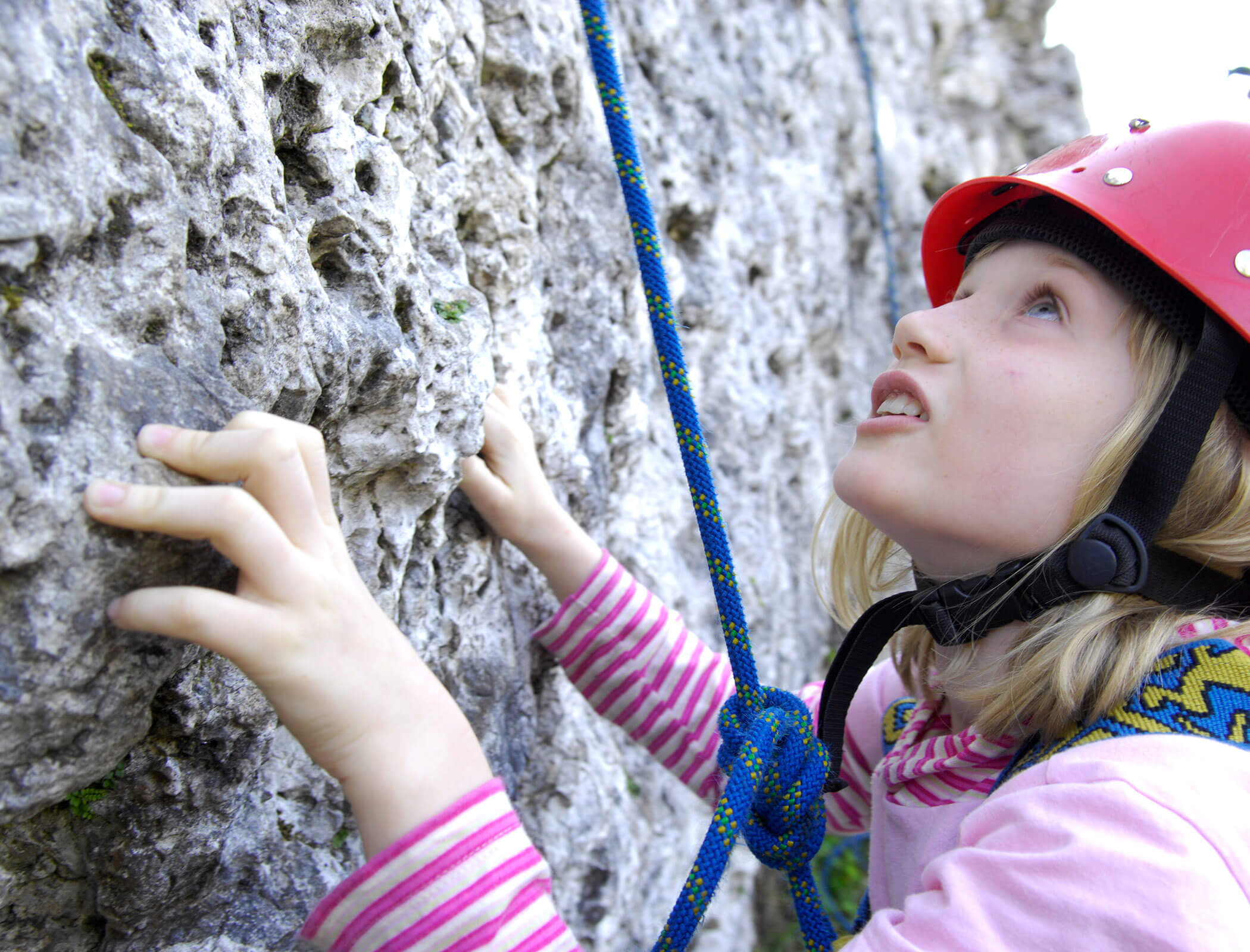 Una ragazza mentre fa arrampicata su roccia - Bad Ratzes