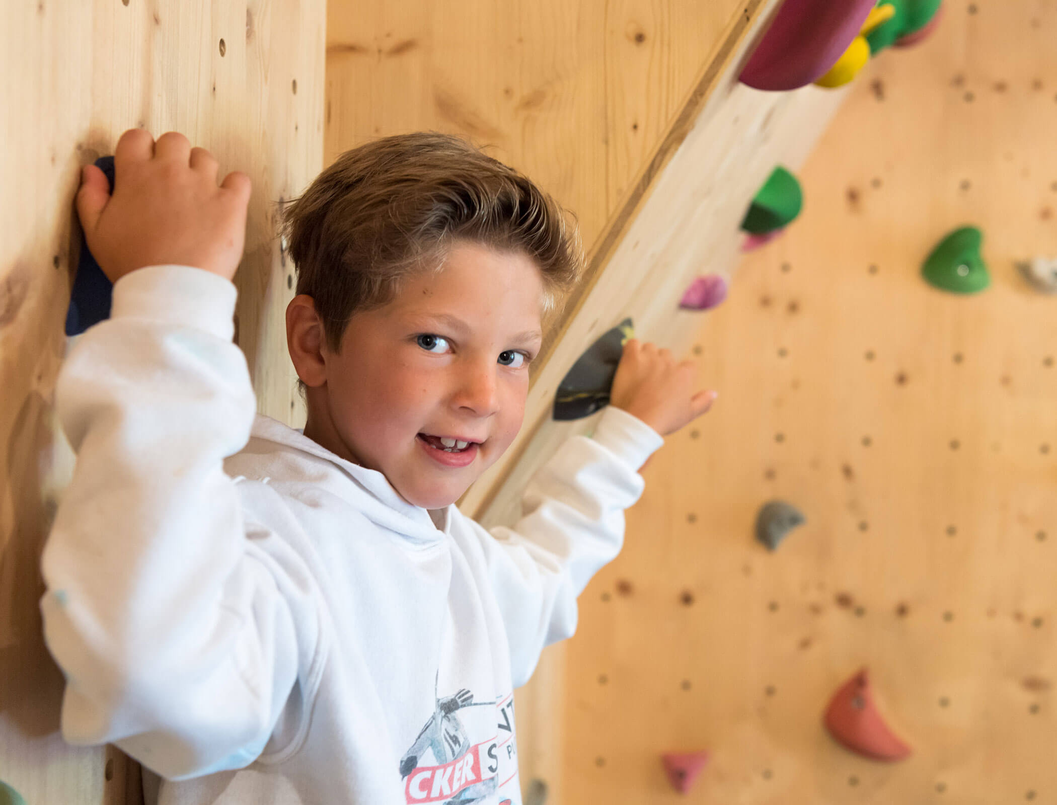 Un ragazzo sulla parete da arrampicata indoor - Bad Ratzes